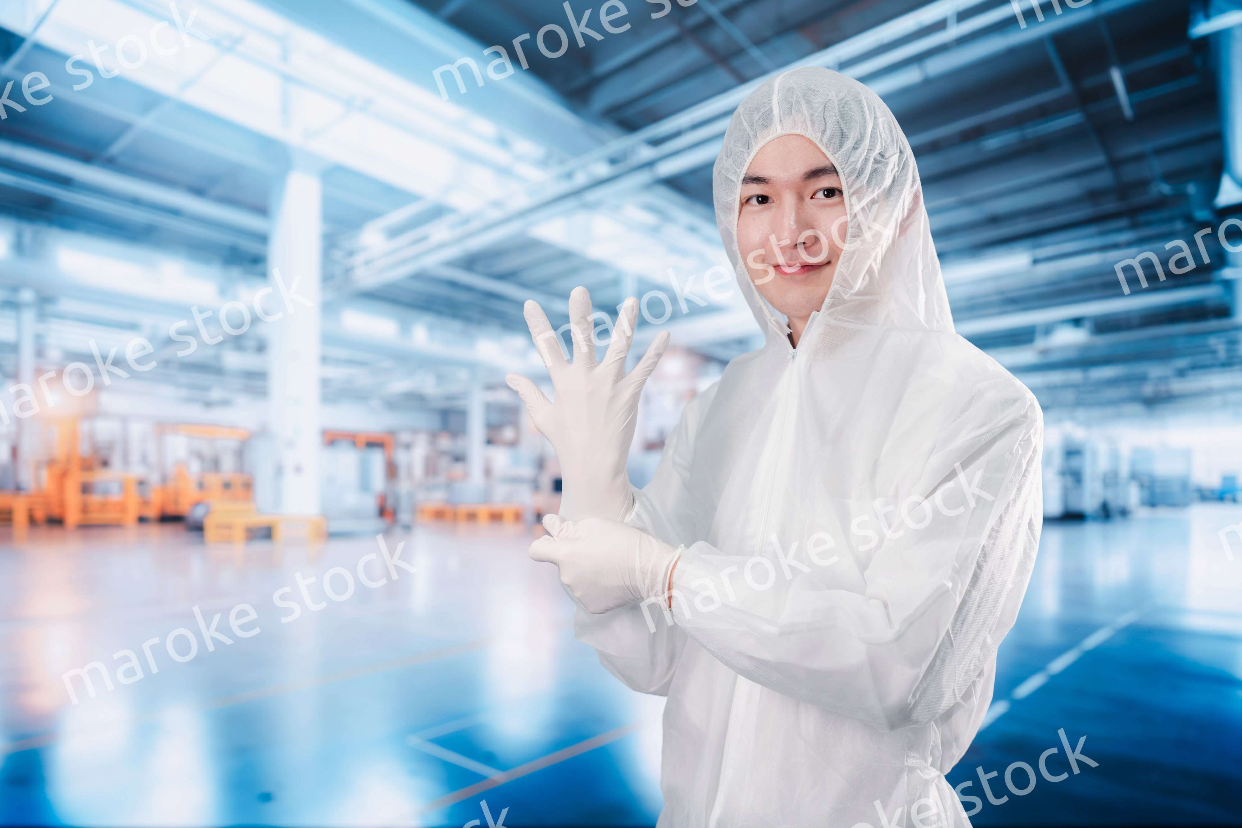 工場のクリーンルームに入る男性