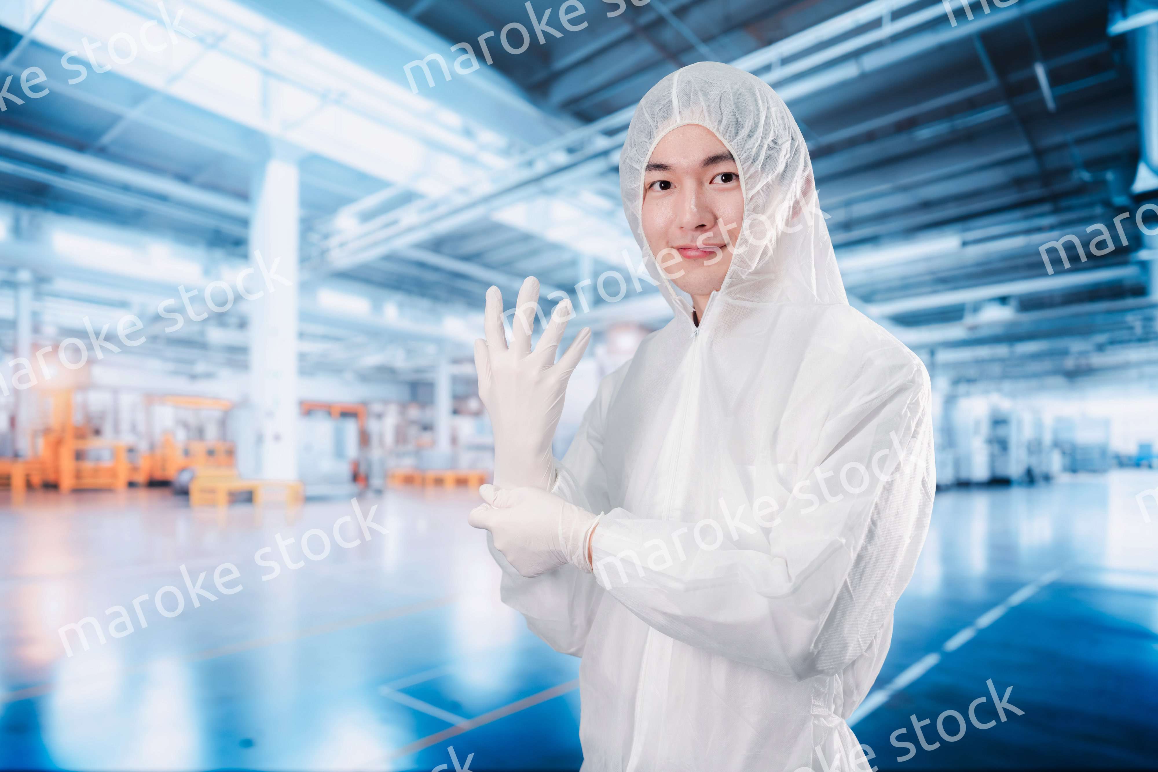 工場のクリーンルームに入る男性