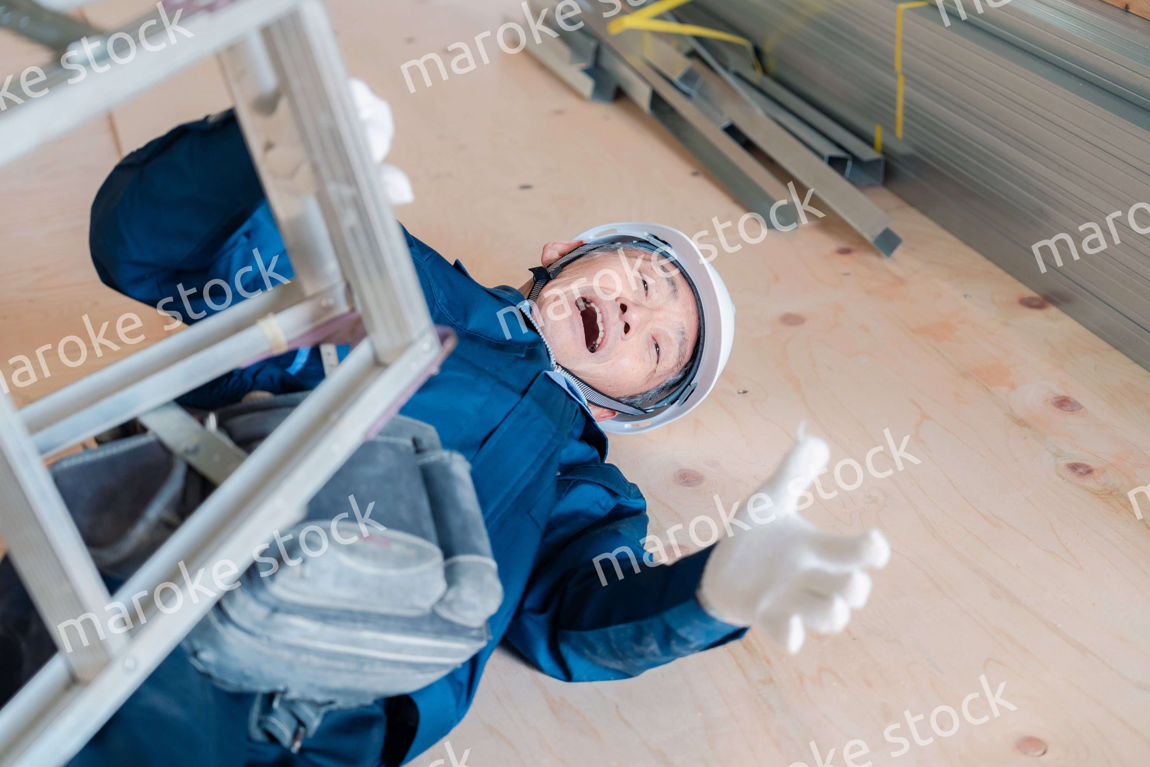 建設現場で転倒する大工さん