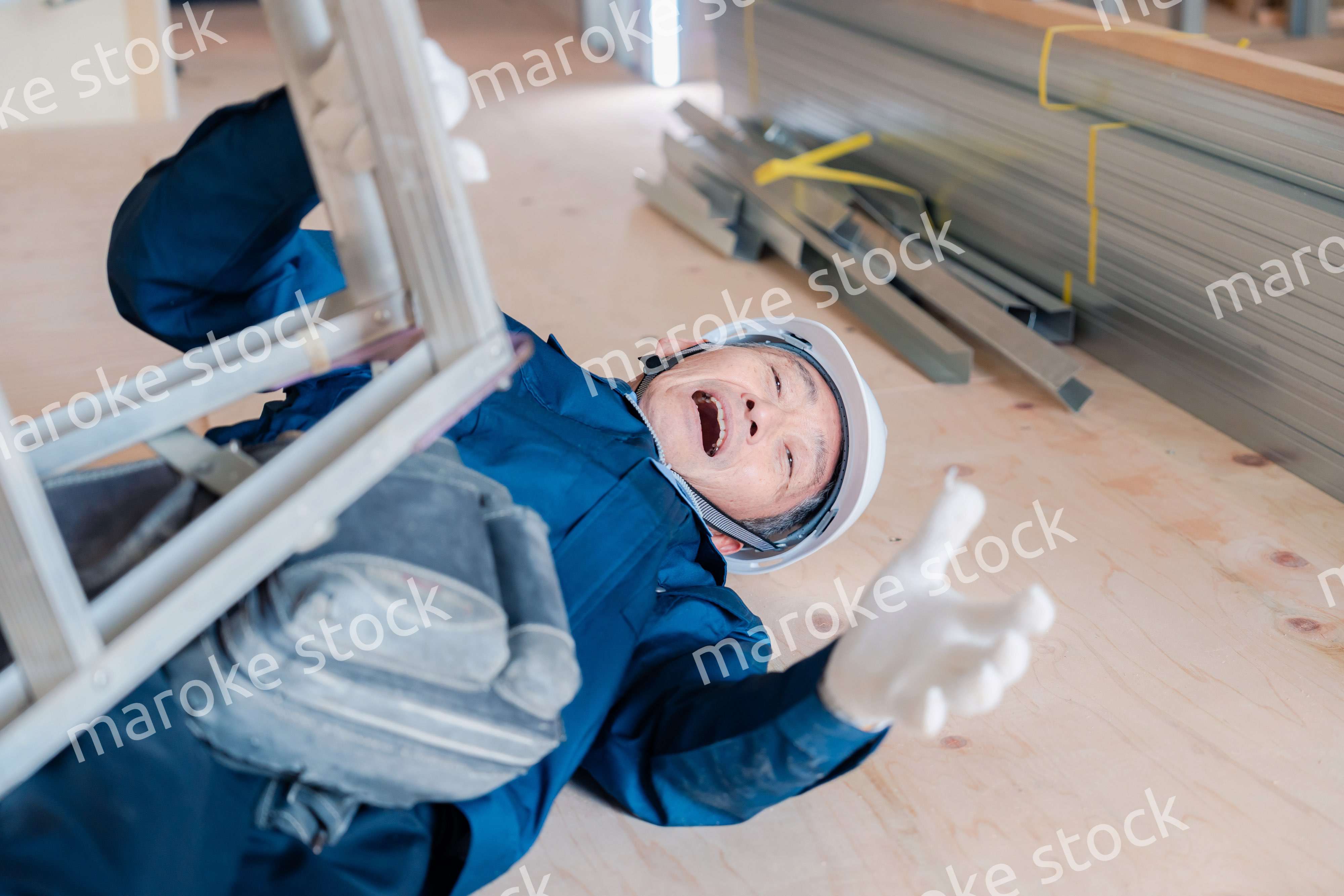 建設現場で転倒する大工さん