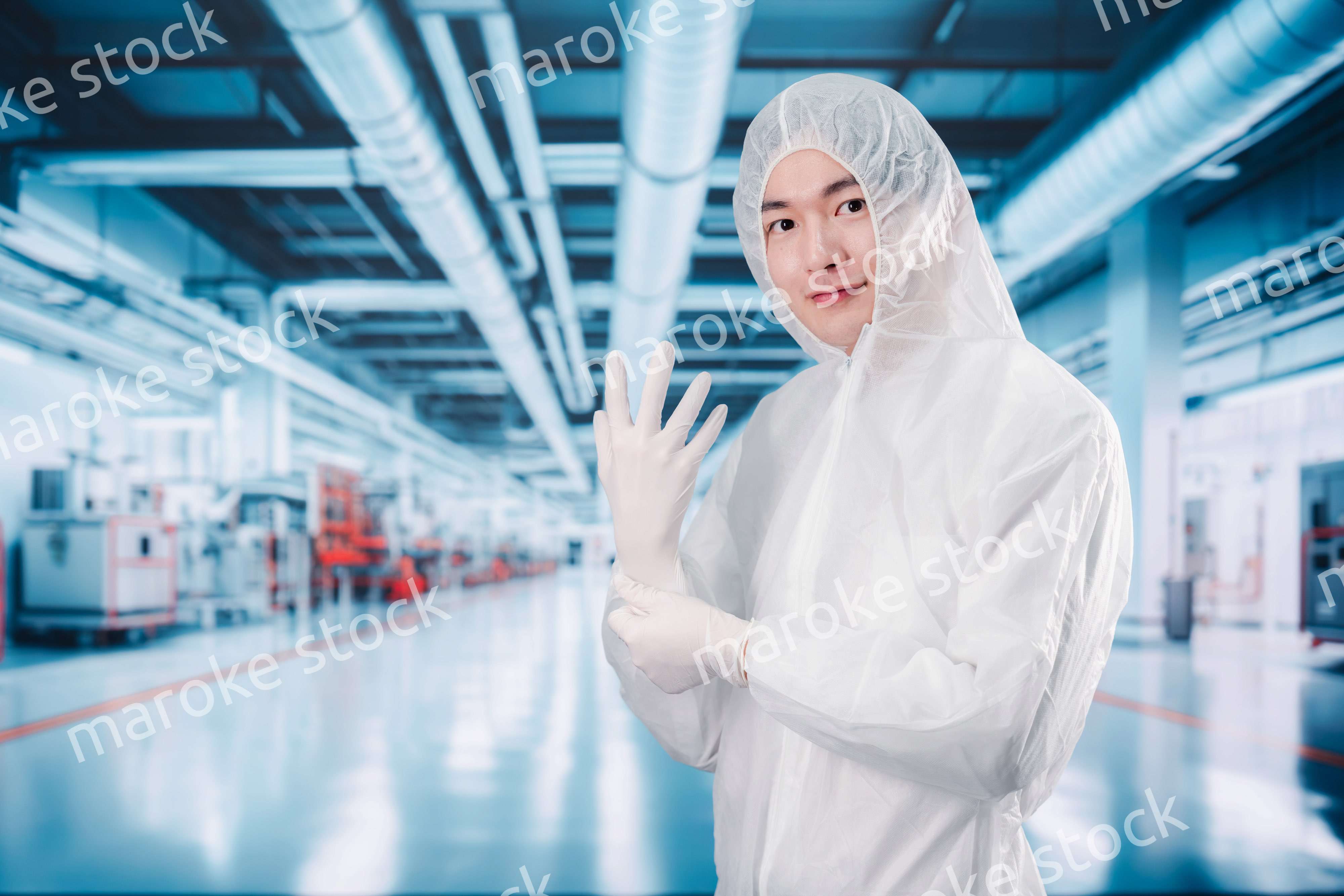 工場のクリーンルームに入る男性