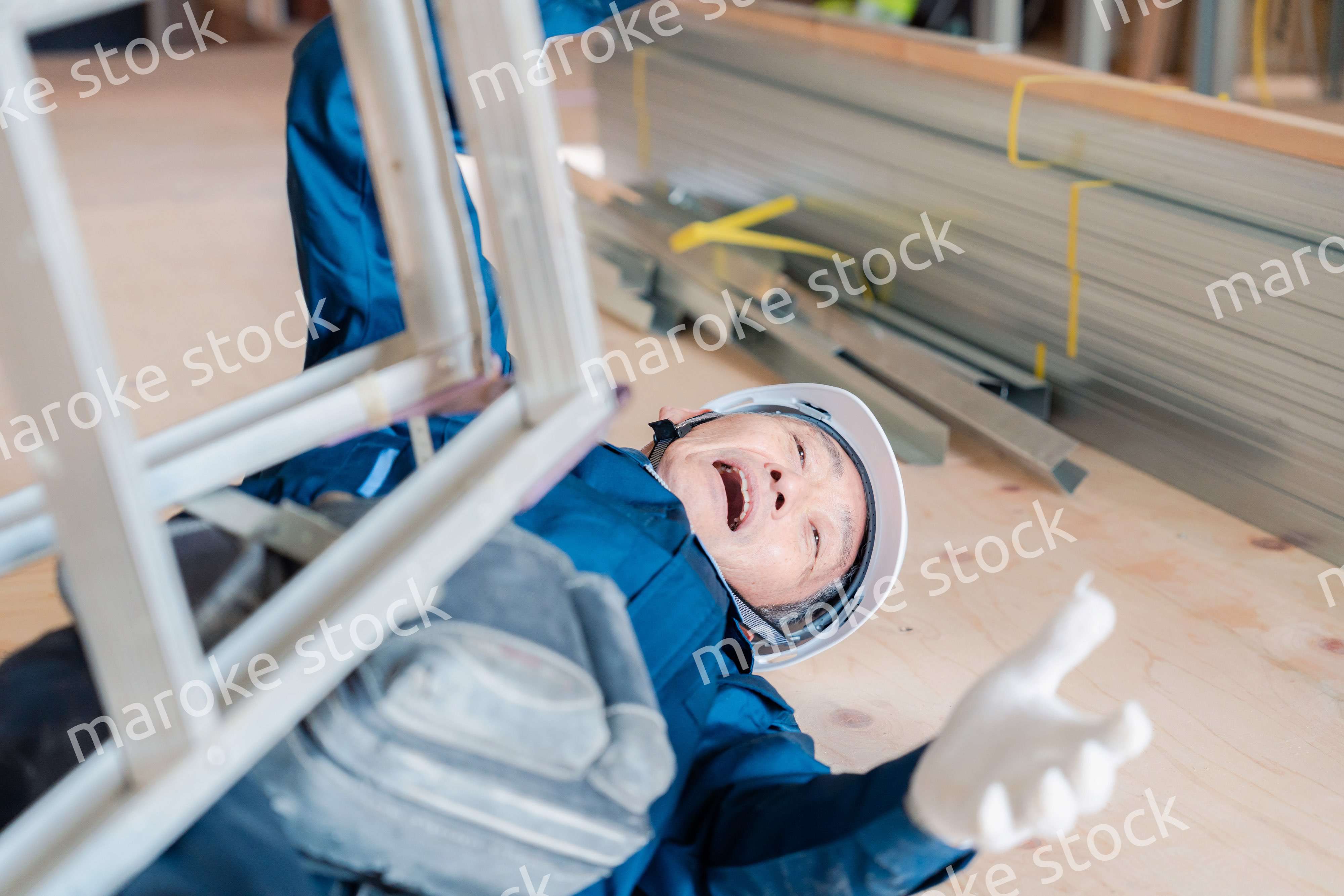 建設現場で転倒する大工さん