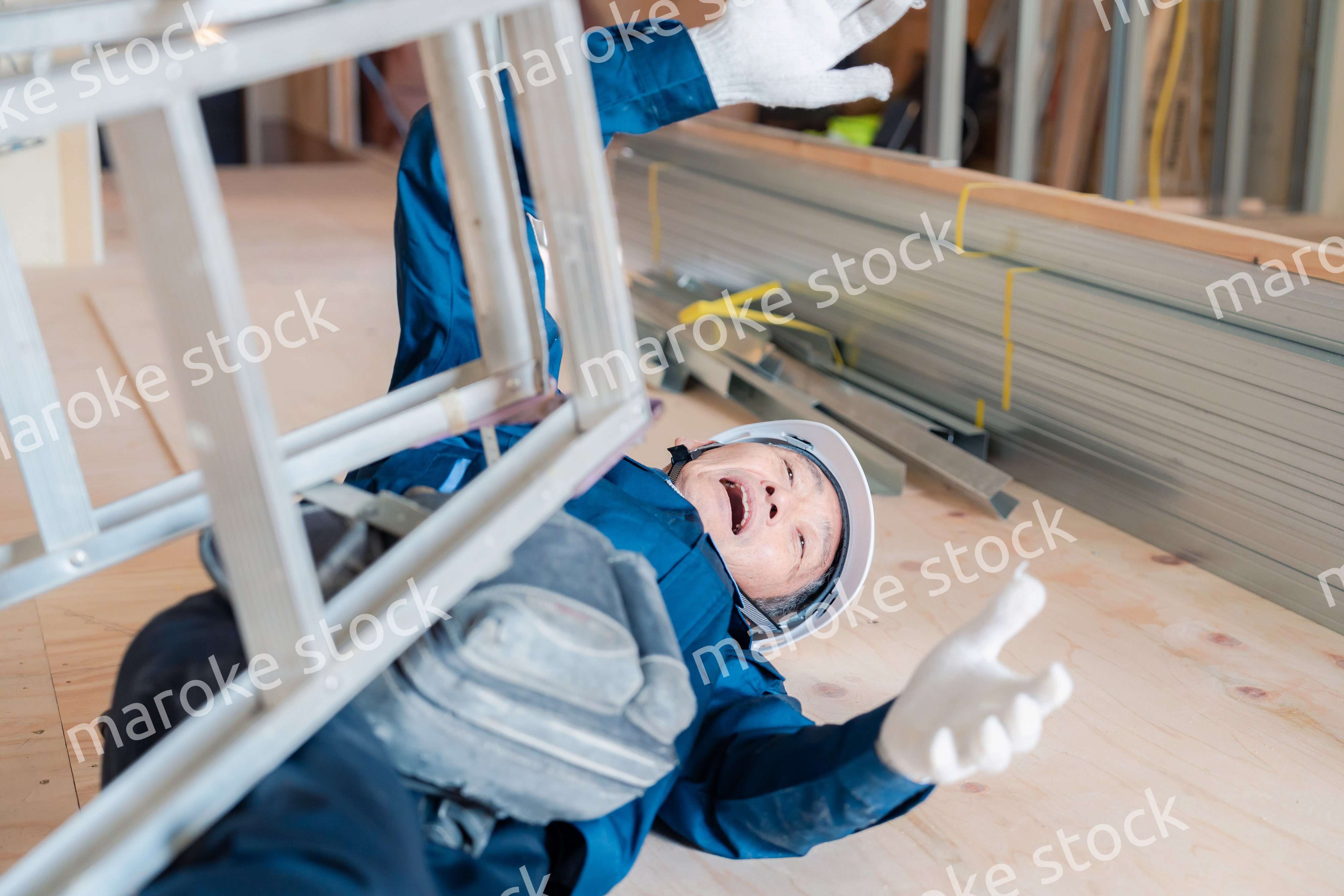 建設現場で転倒する大工さん