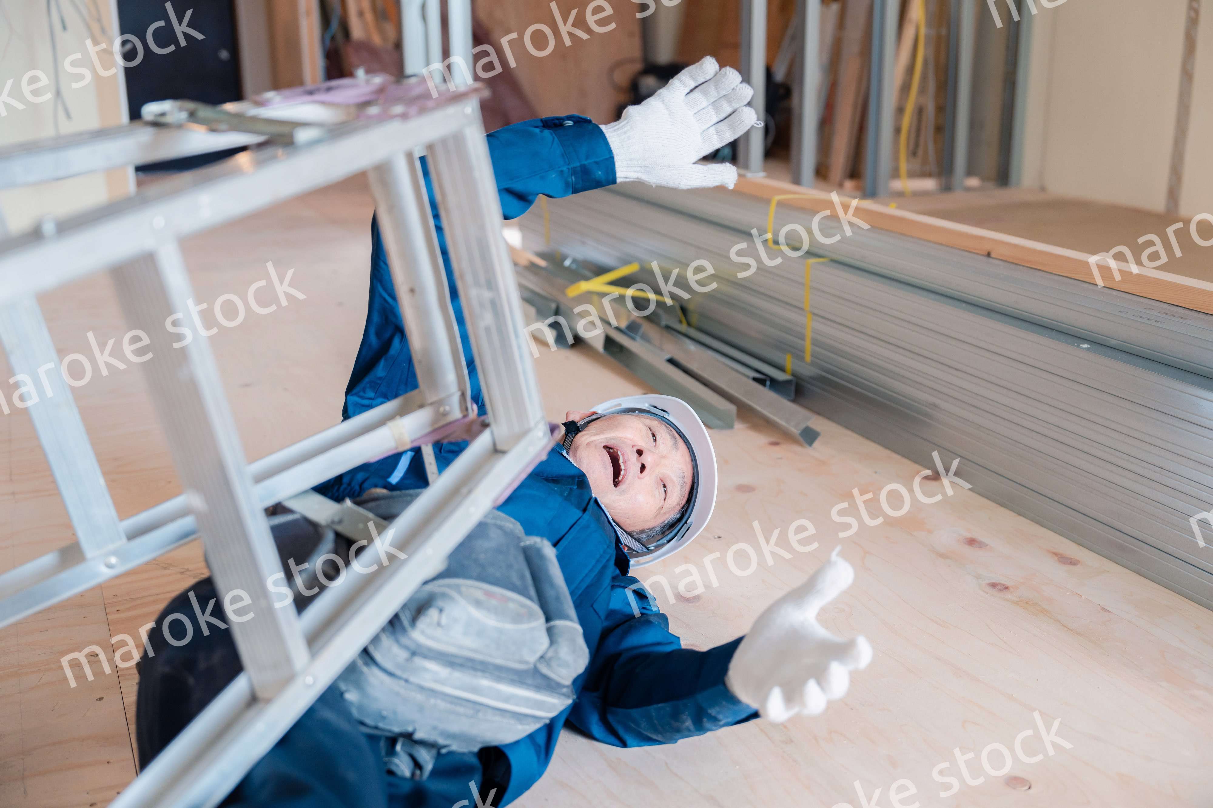 建設現場で転倒する大工さん