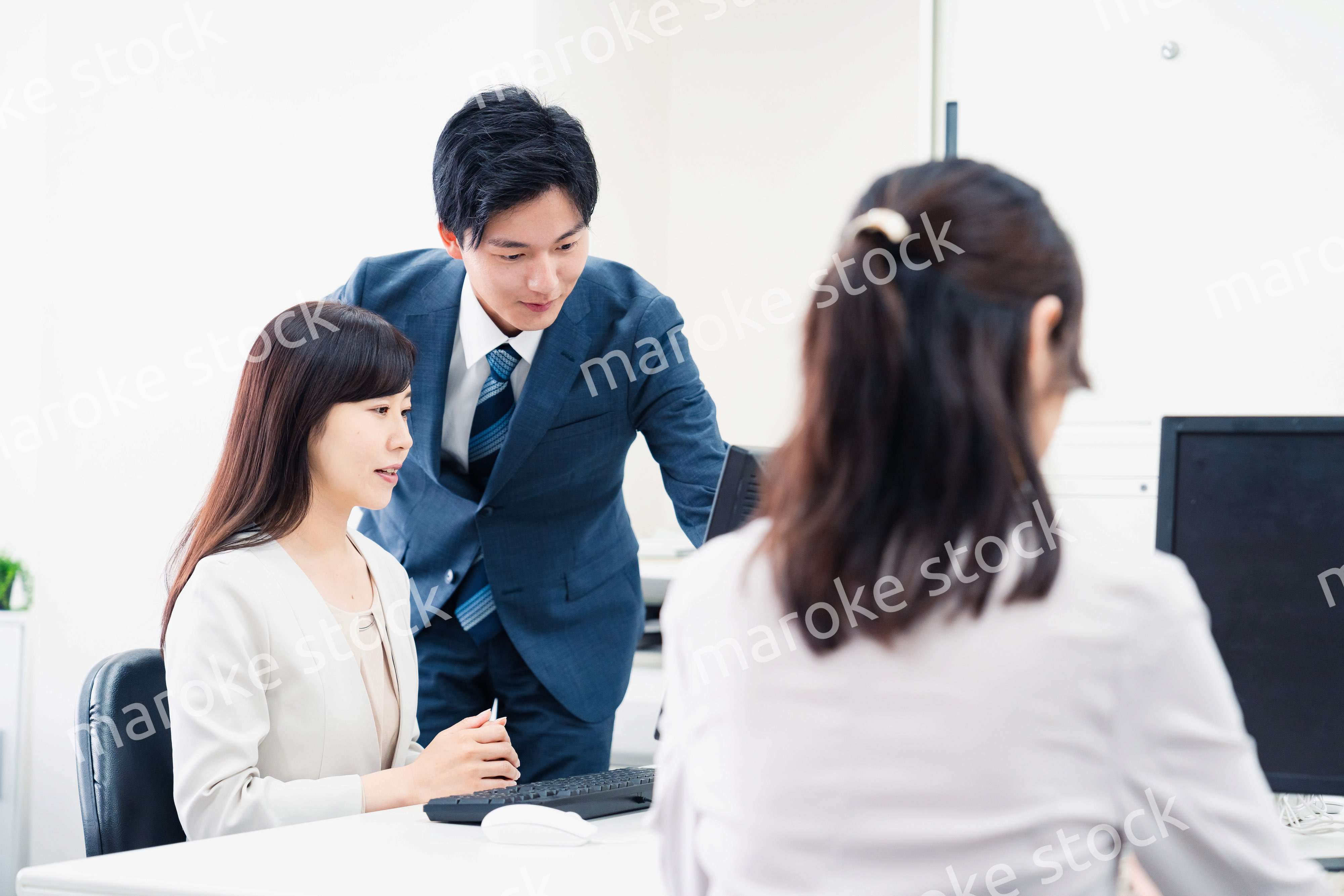 女性上司に報告をする若いビジネスマン