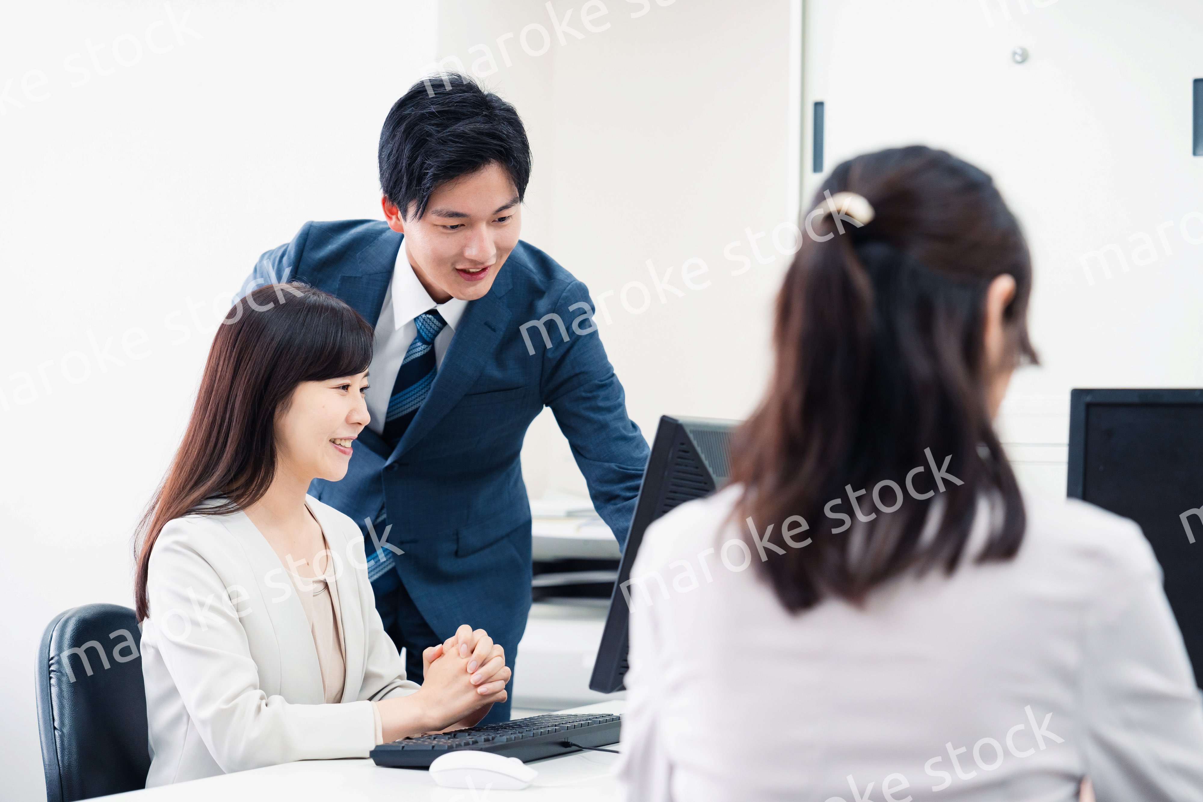 女性上司に報告をする若いビジネスマン