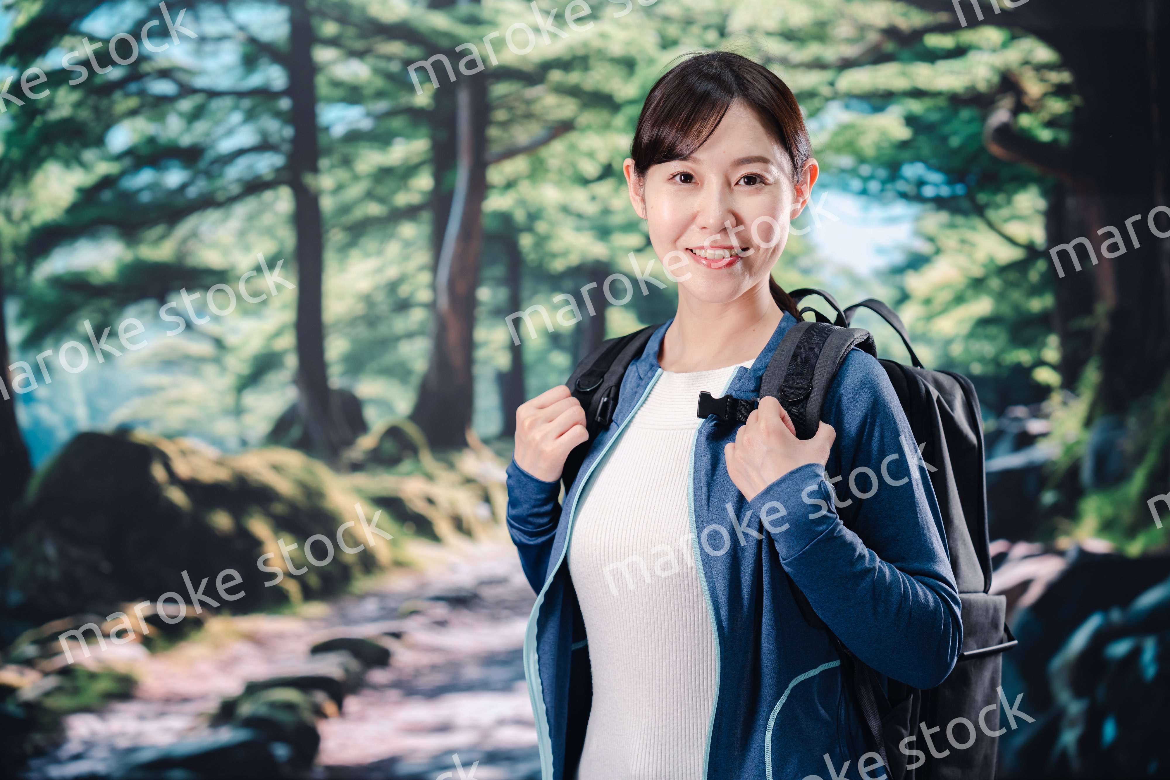 晴天の中で登山をする女性