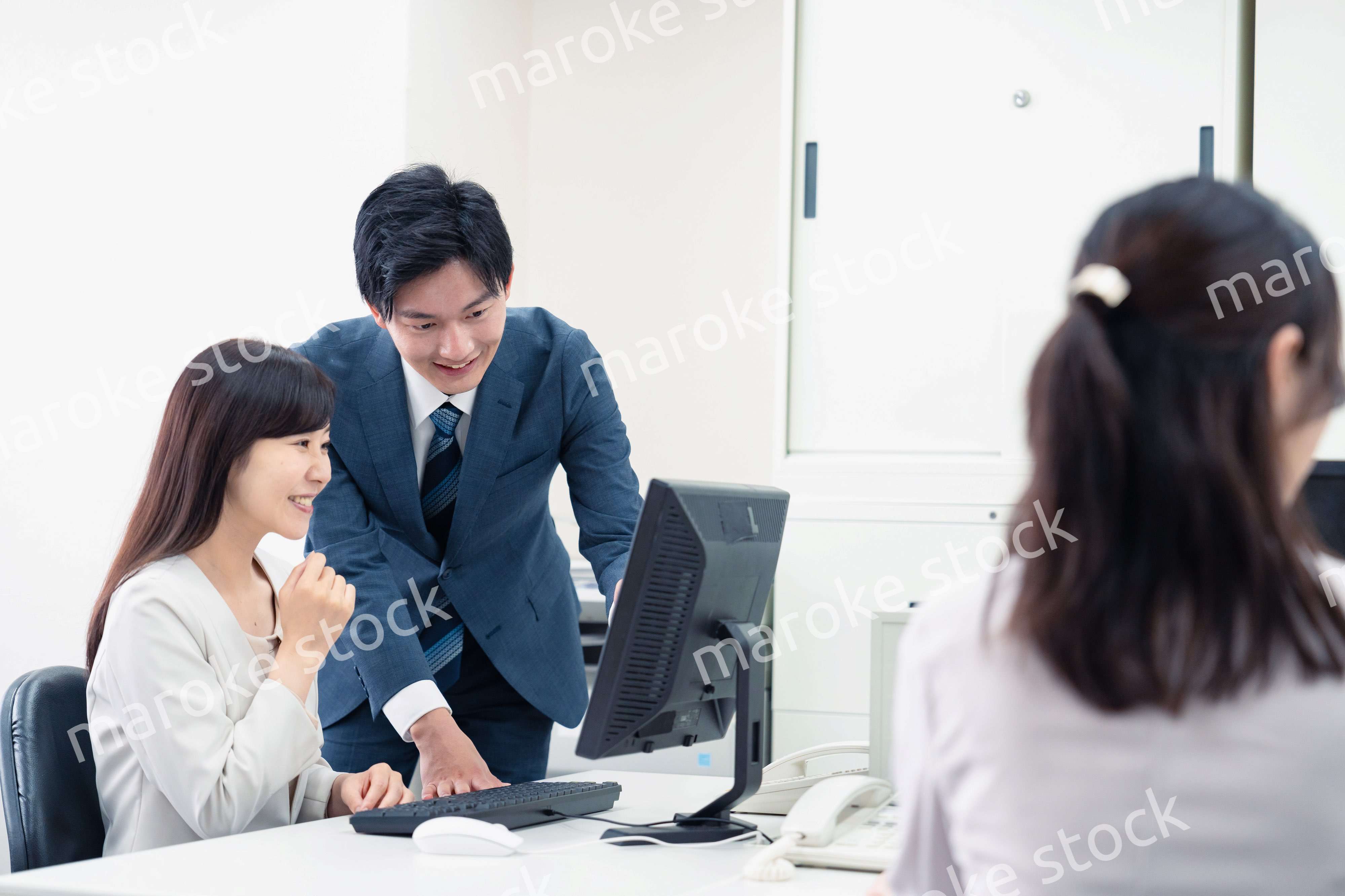 女性上司に報告をする若いビジネスマン