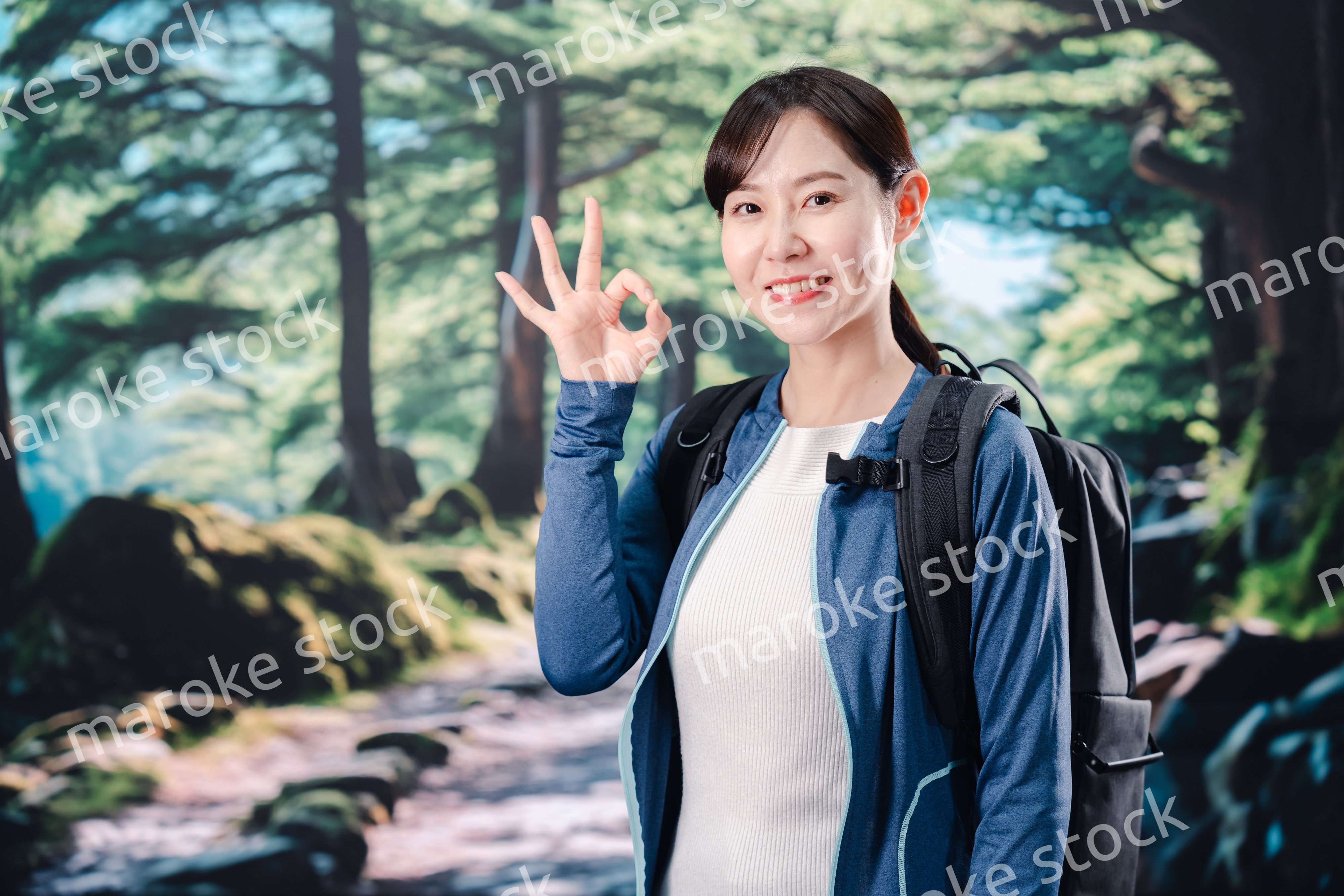 晴天の中で登山をする女性