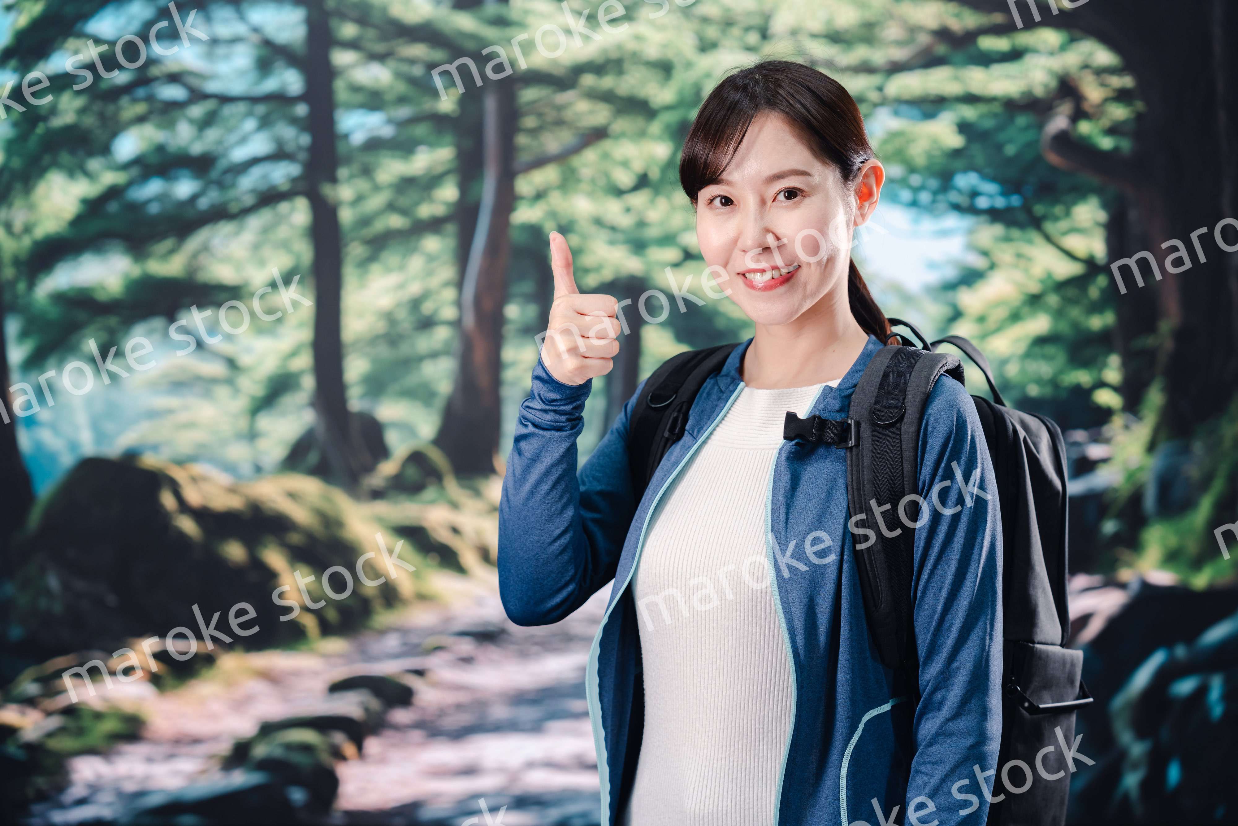 晴天の中で登山をする女性