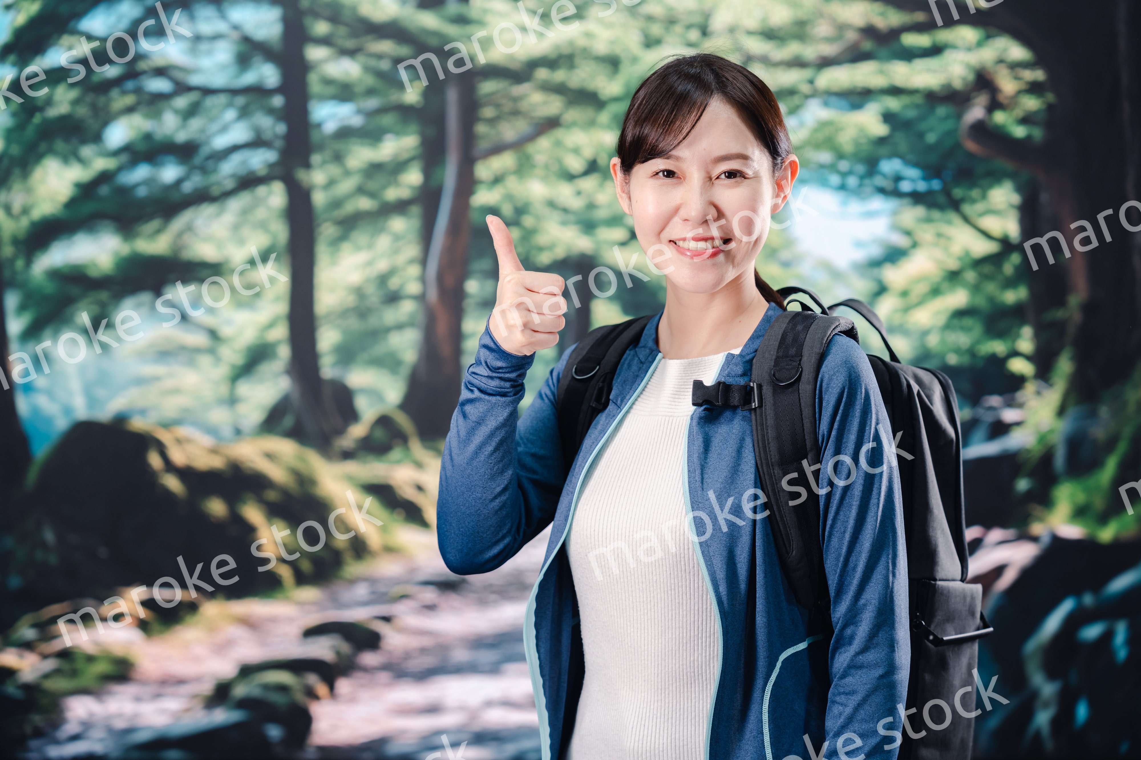 晴天の中で登山をする女性