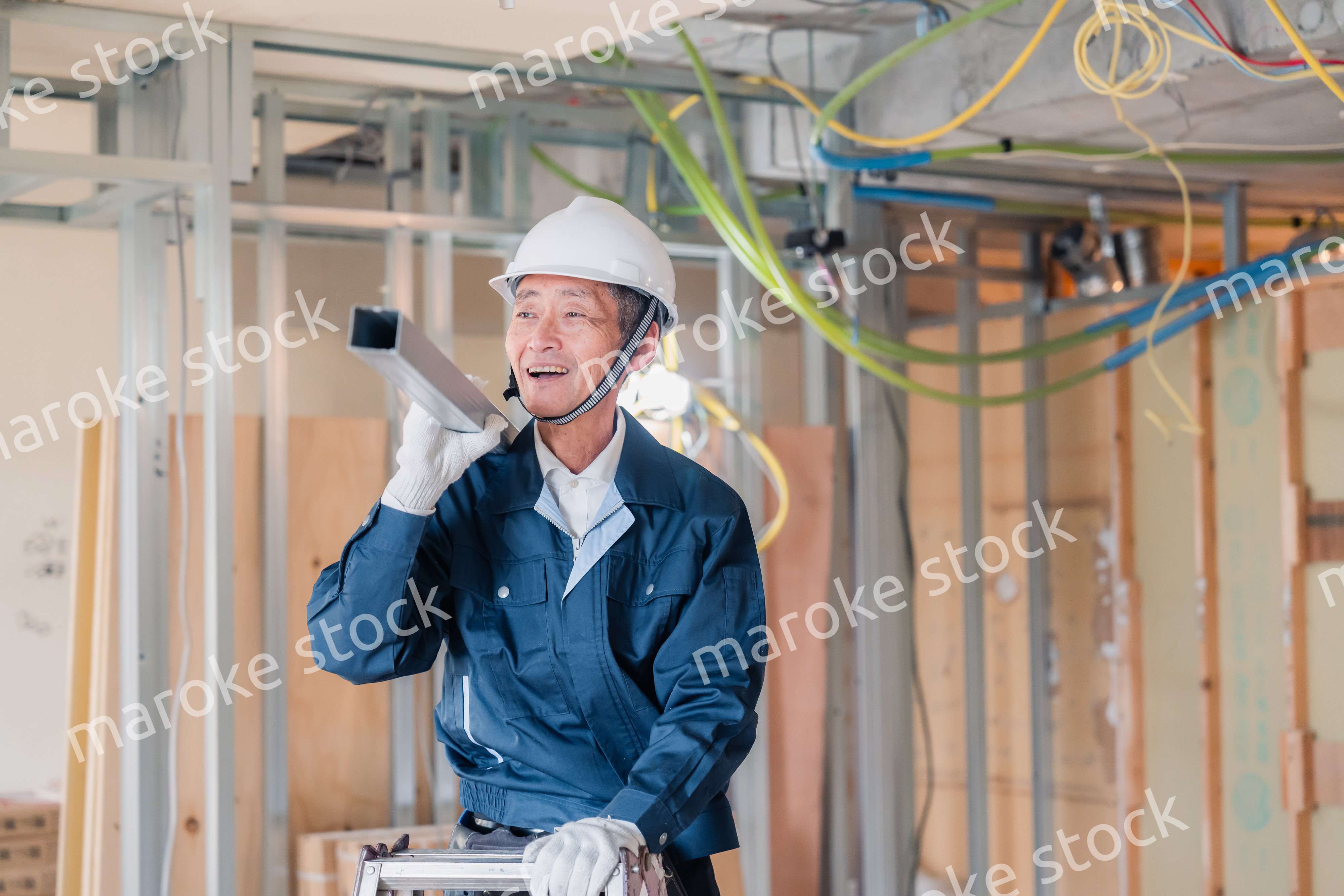 建設現場で資材を運搬する大工さん