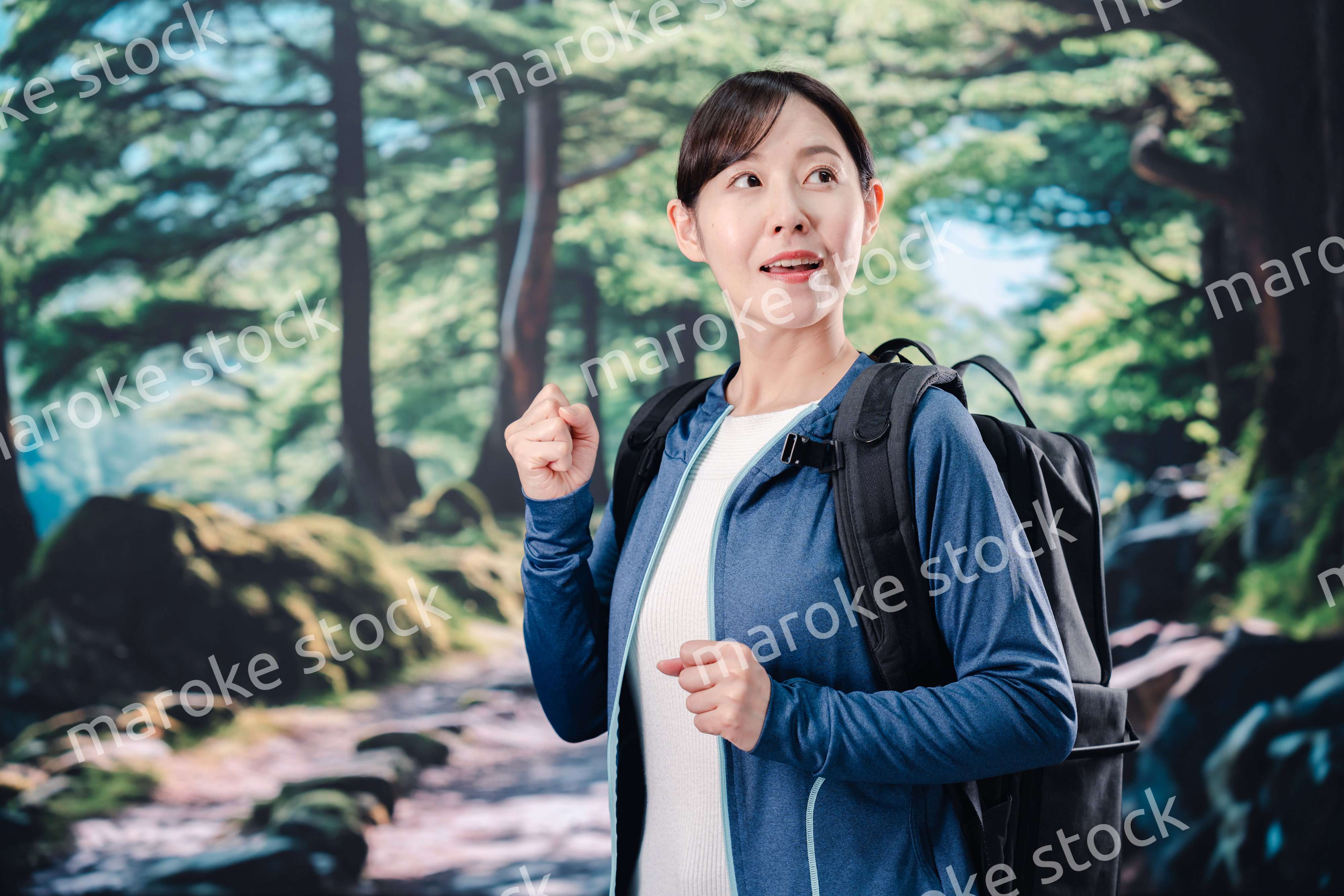 晴天の中で登山をする女性