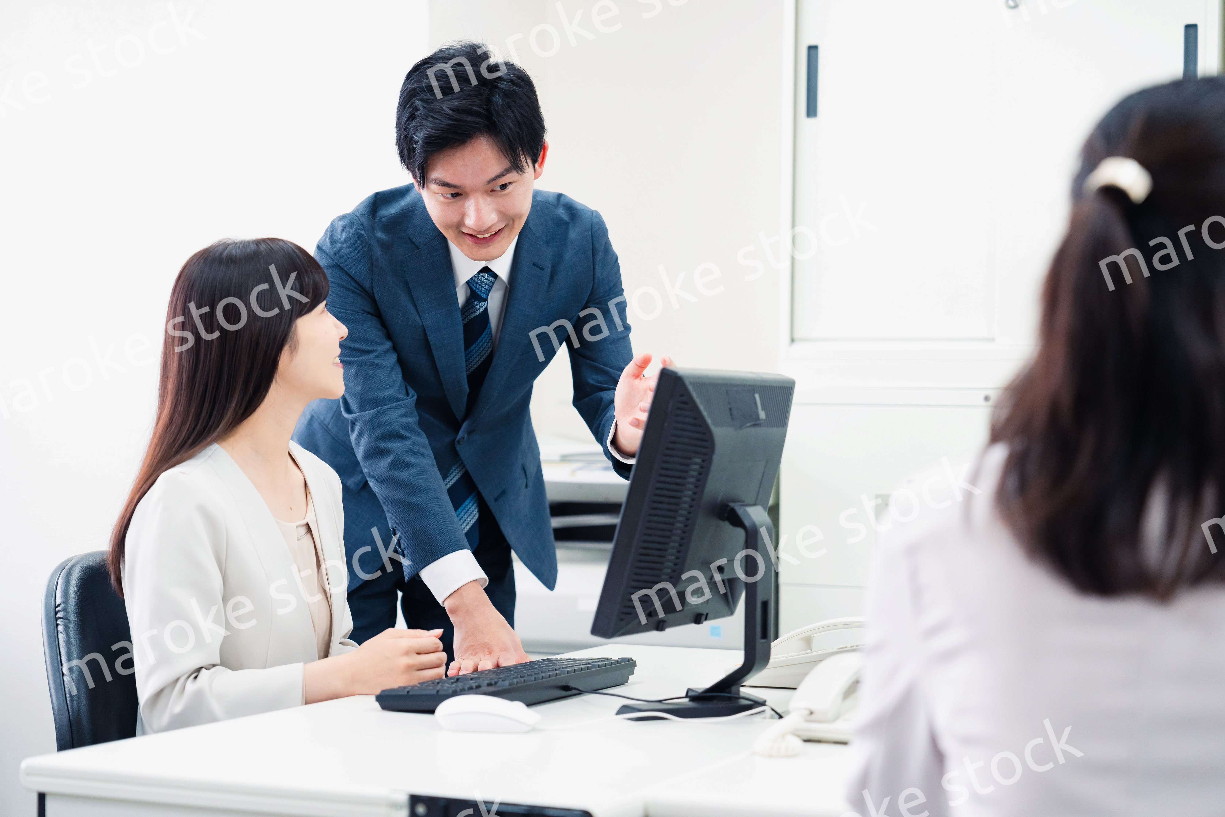 女性上司に報告をする若いビジネスマン