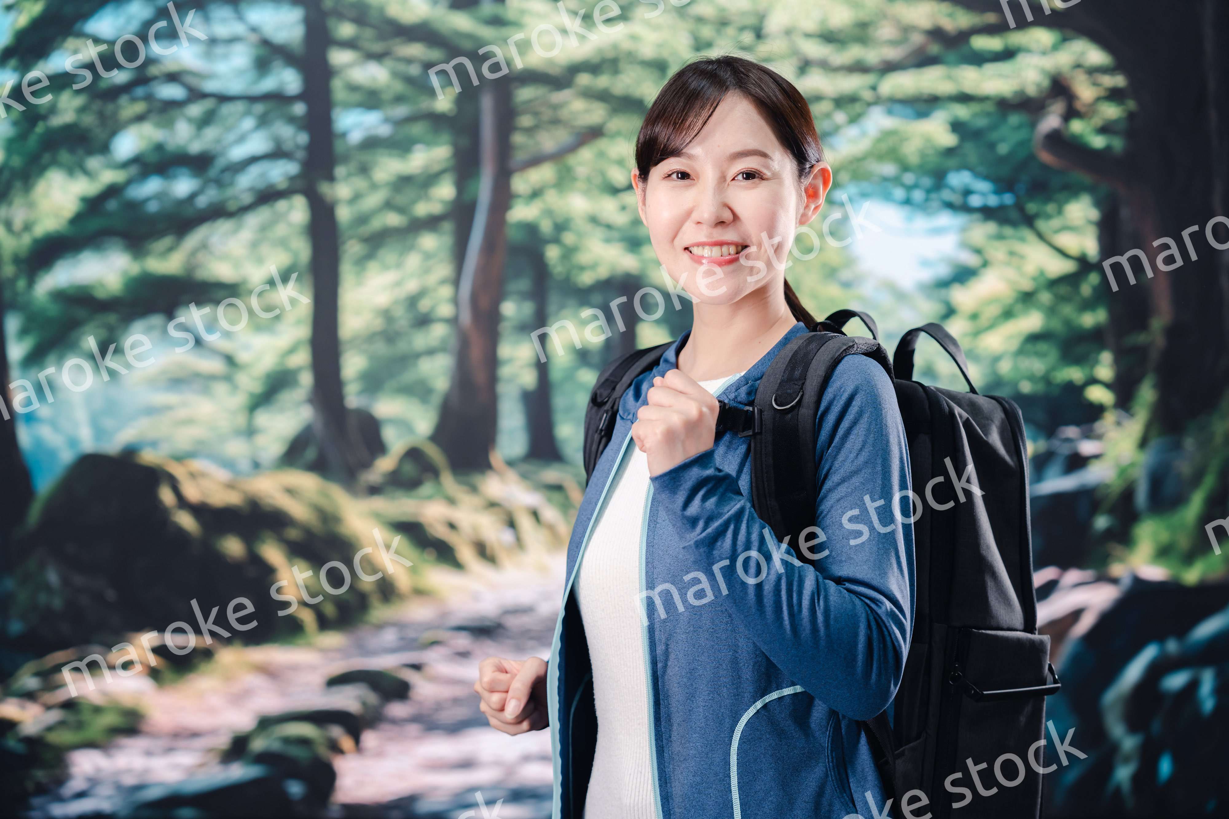 晴天の中で登山をする女性