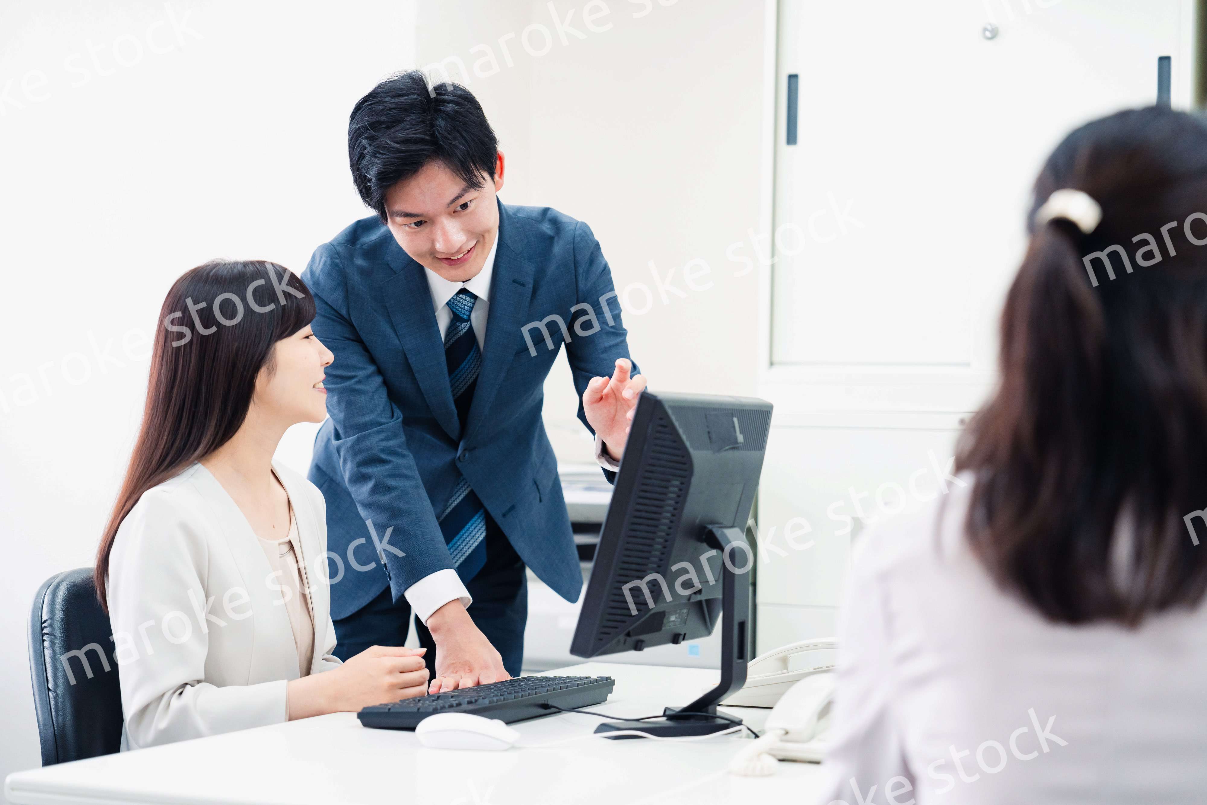 女性上司に報告をする若いビジネスマン