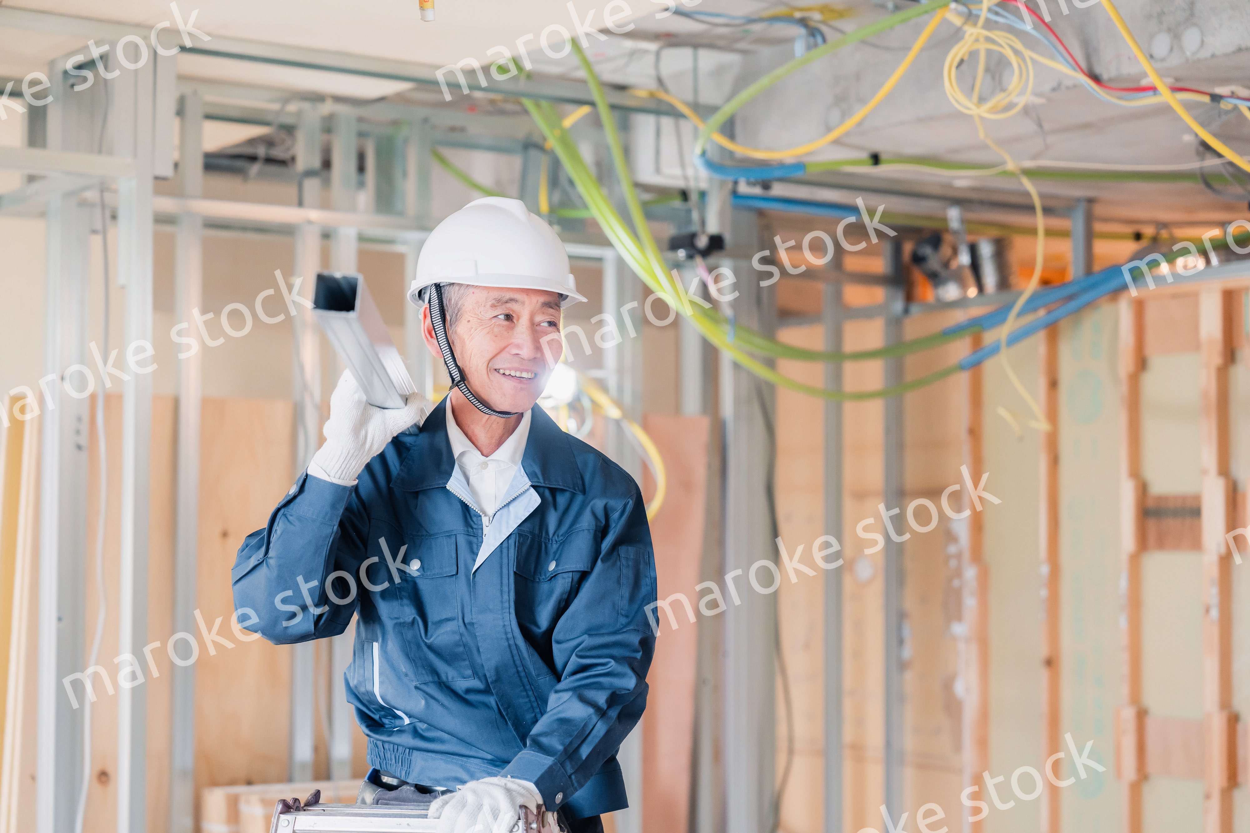 建設現場で資材を運搬する大工さん