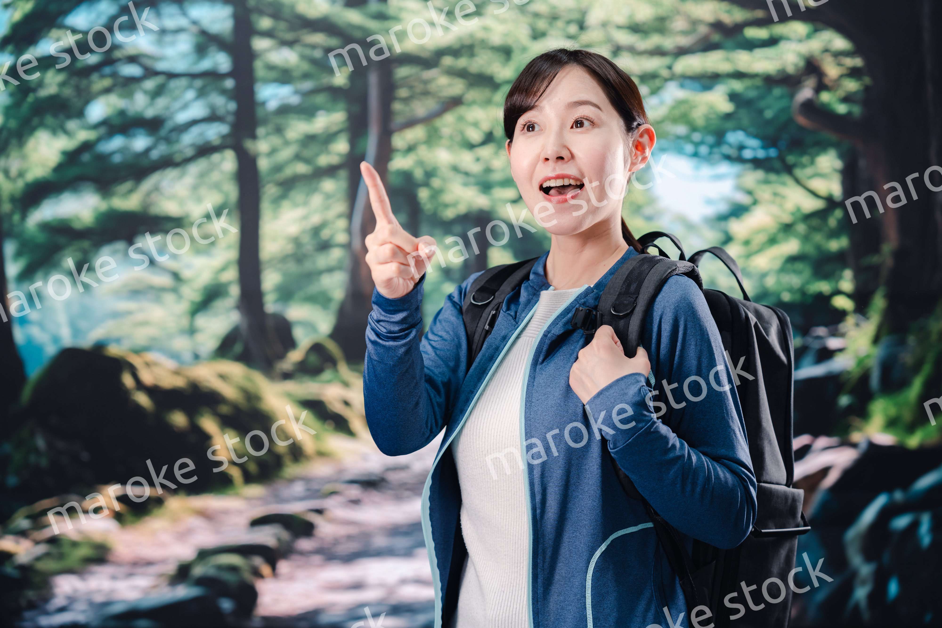 晴天の中で登山をする女性