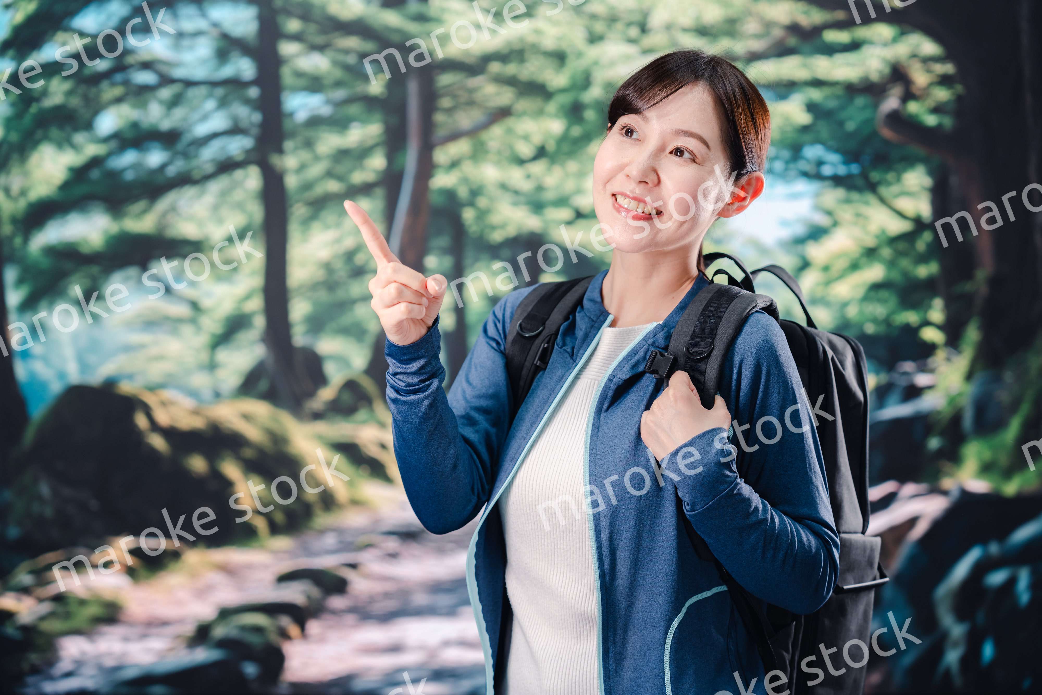 晴天の中で登山をする女性