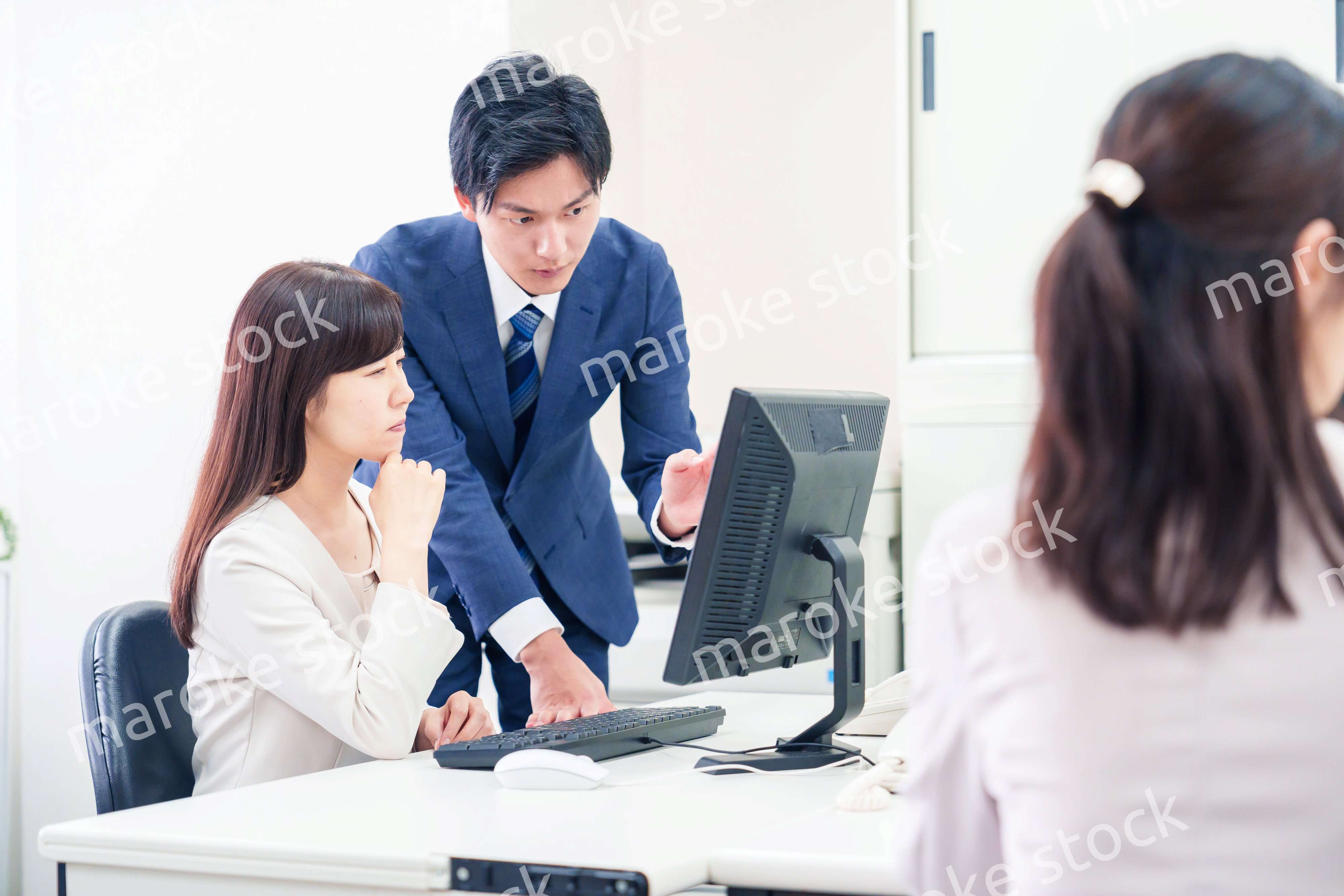 上司にミスを報告して怒られるビジネスマン