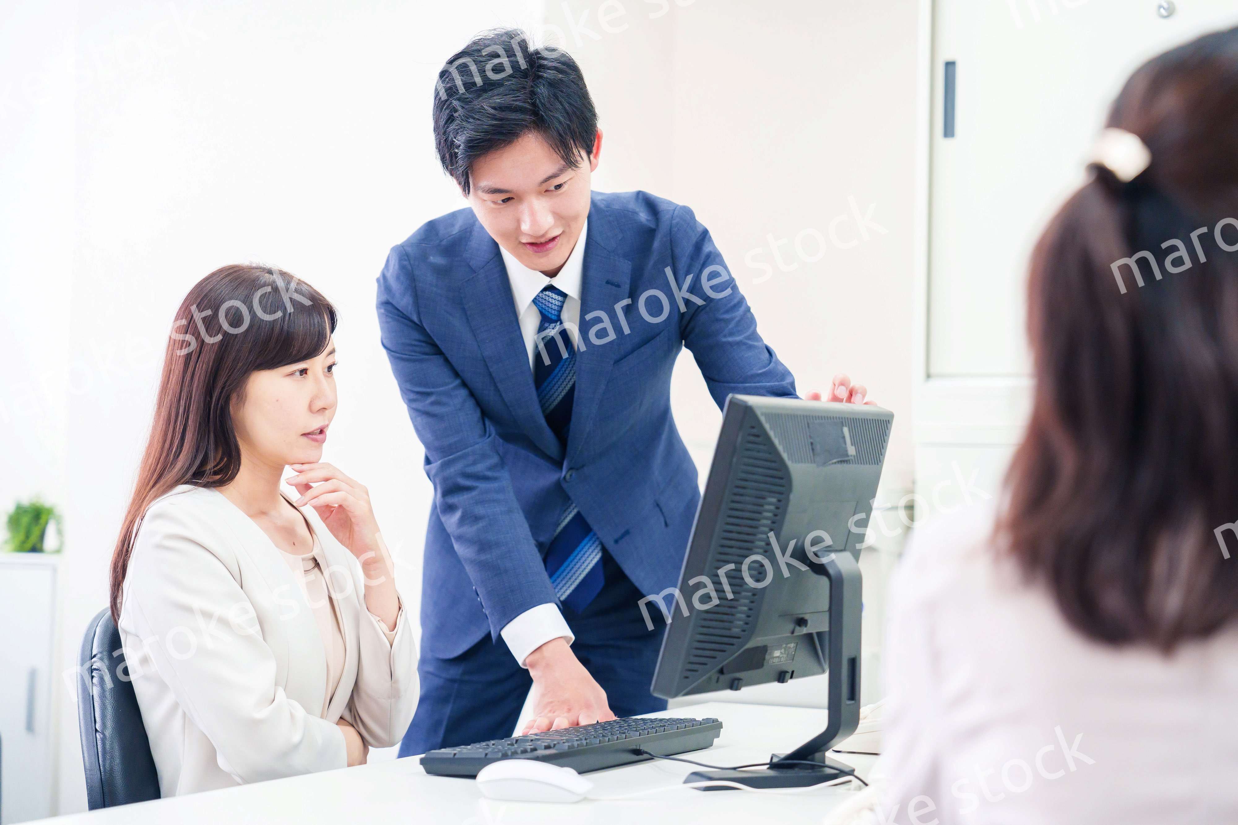 上司にミスを報告して怒られるビジネスマン