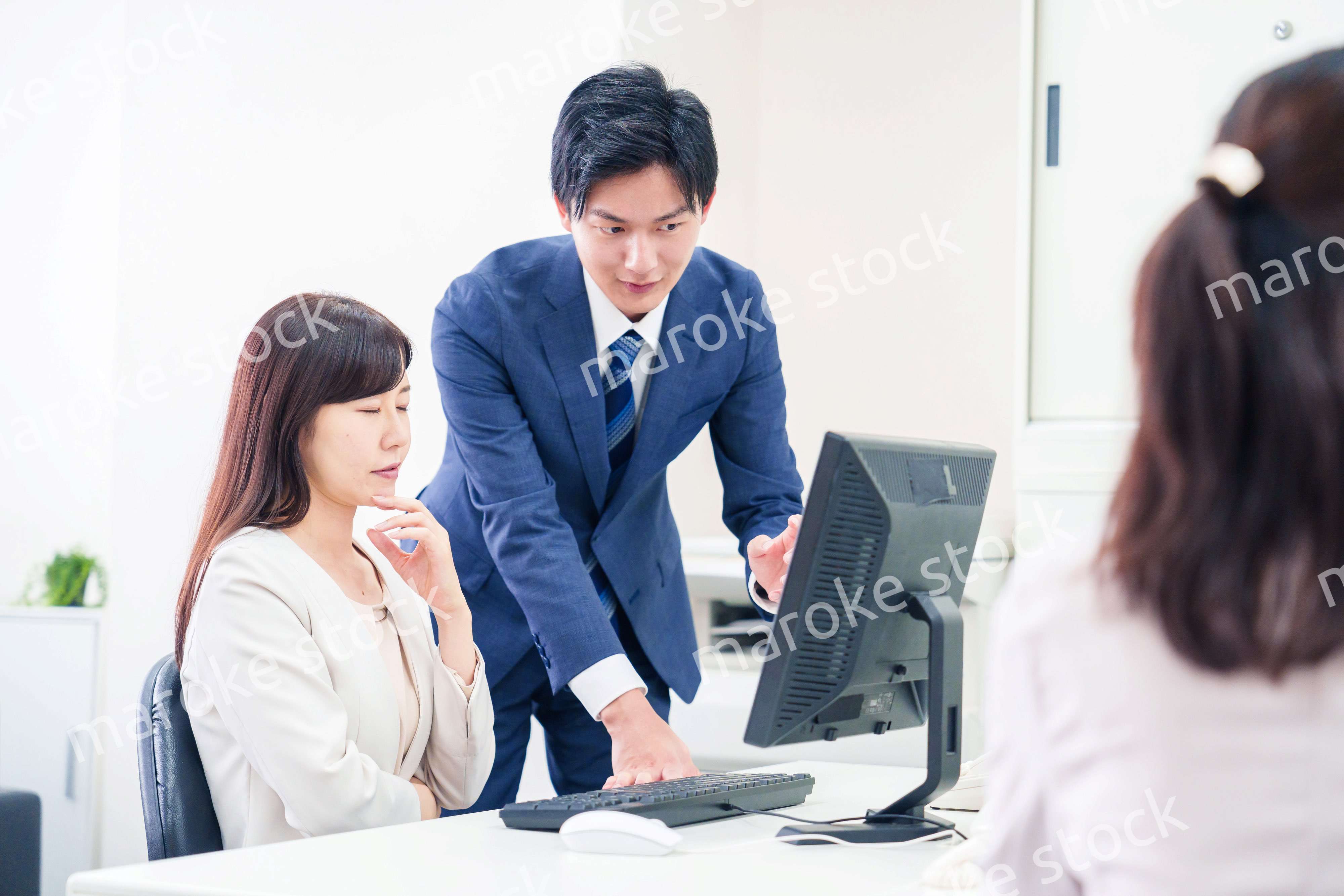 上司にミスを報告して怒られるビジネスマン