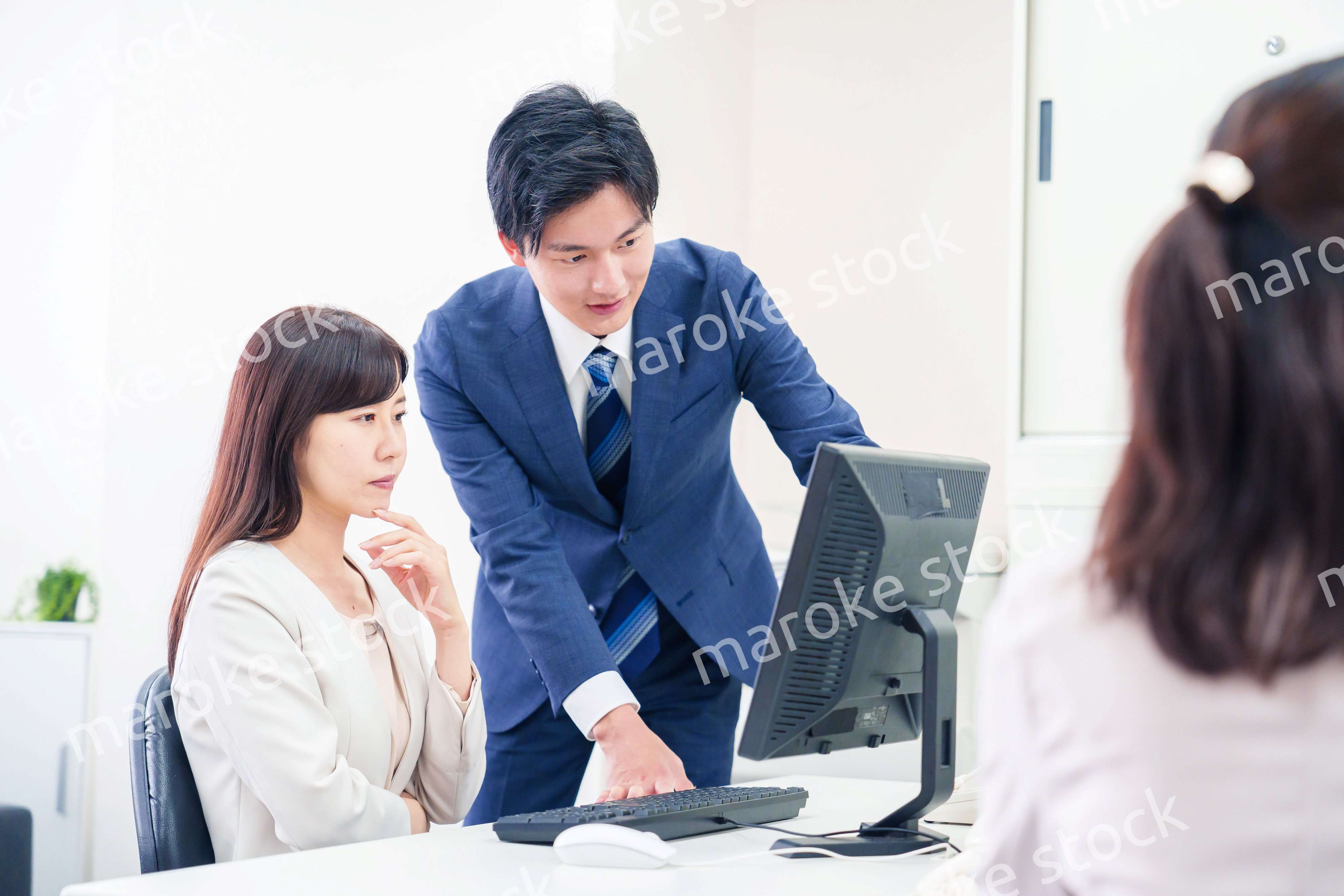 上司にミスを報告して怒られるビジネスマン