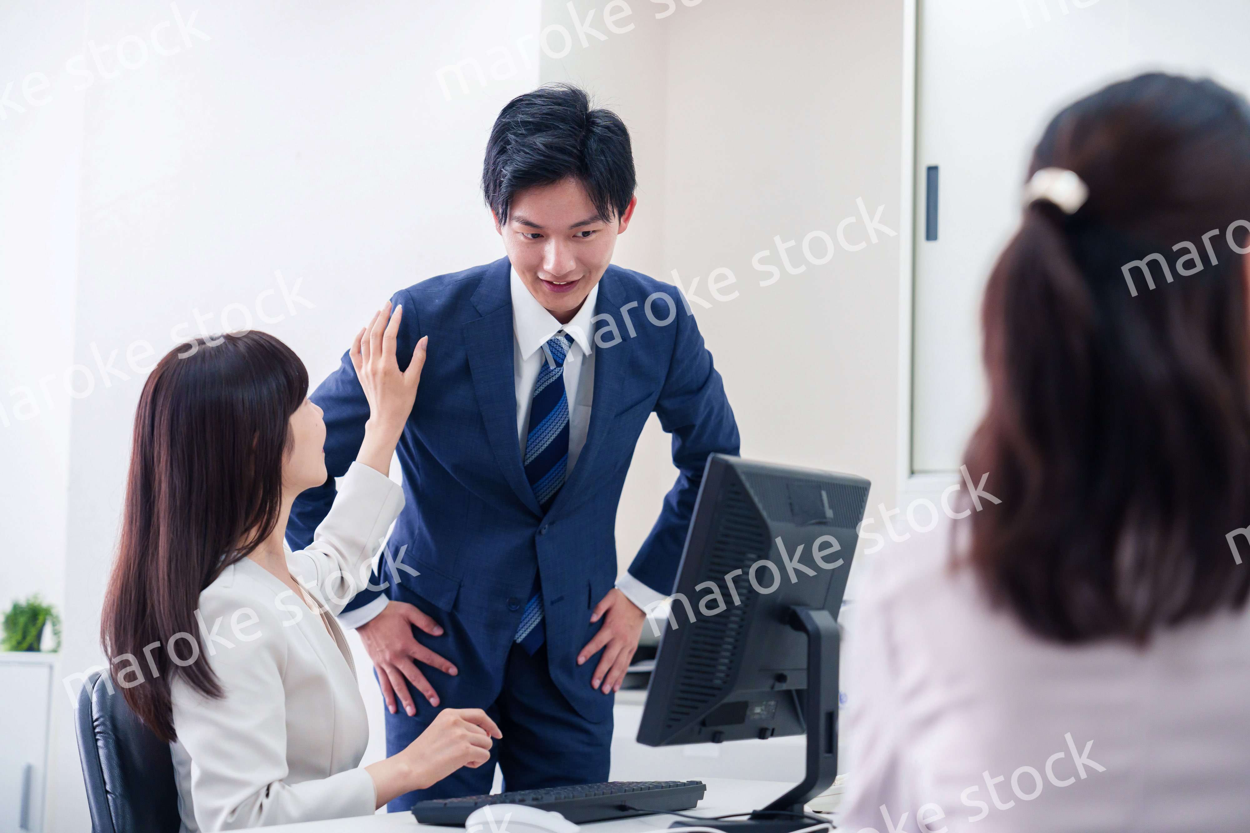 女性の上司から褒められるビジネスマン