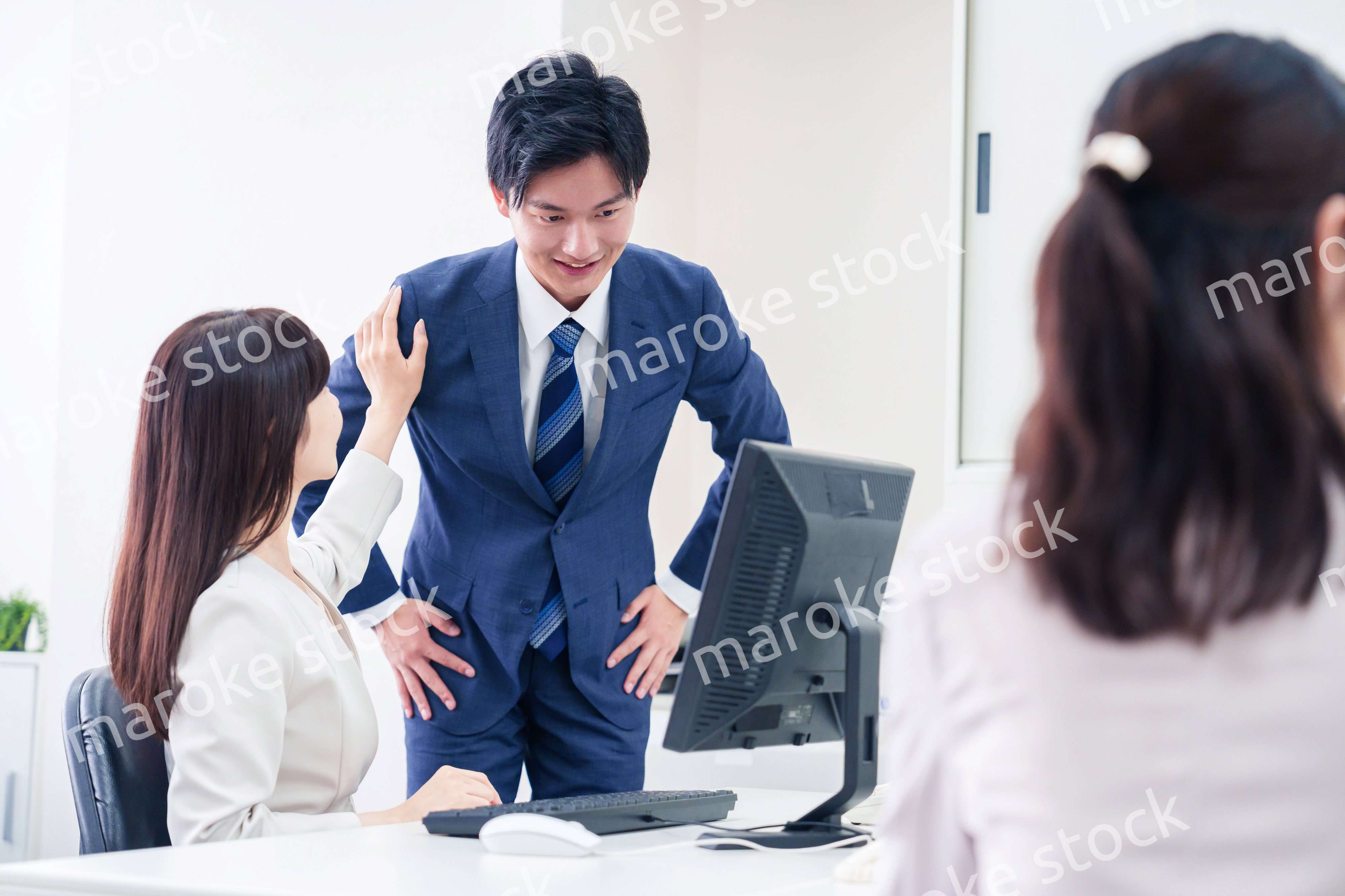 女性の上司から褒められるビジネスマン