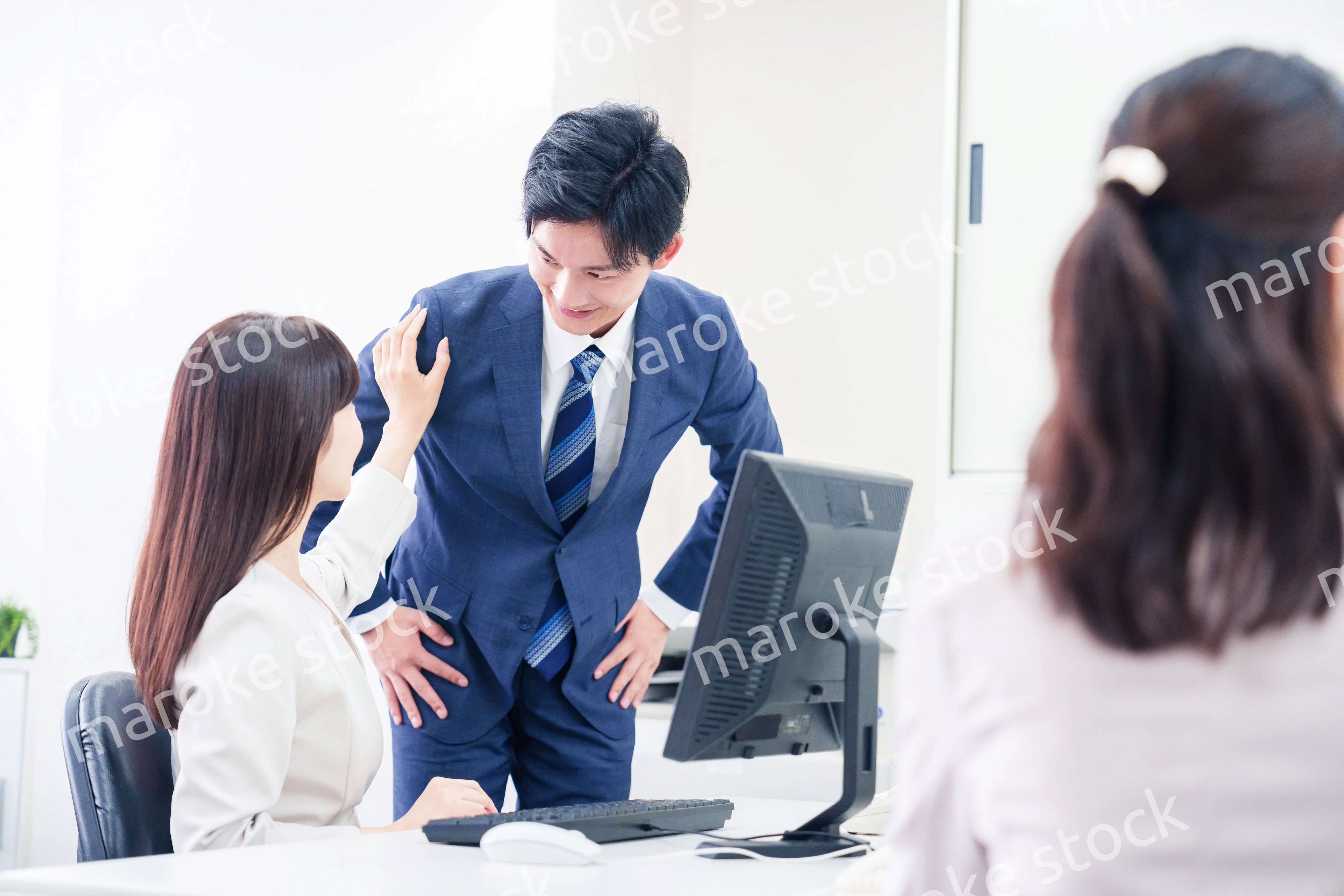 女性の上司から褒められるビジネスマン