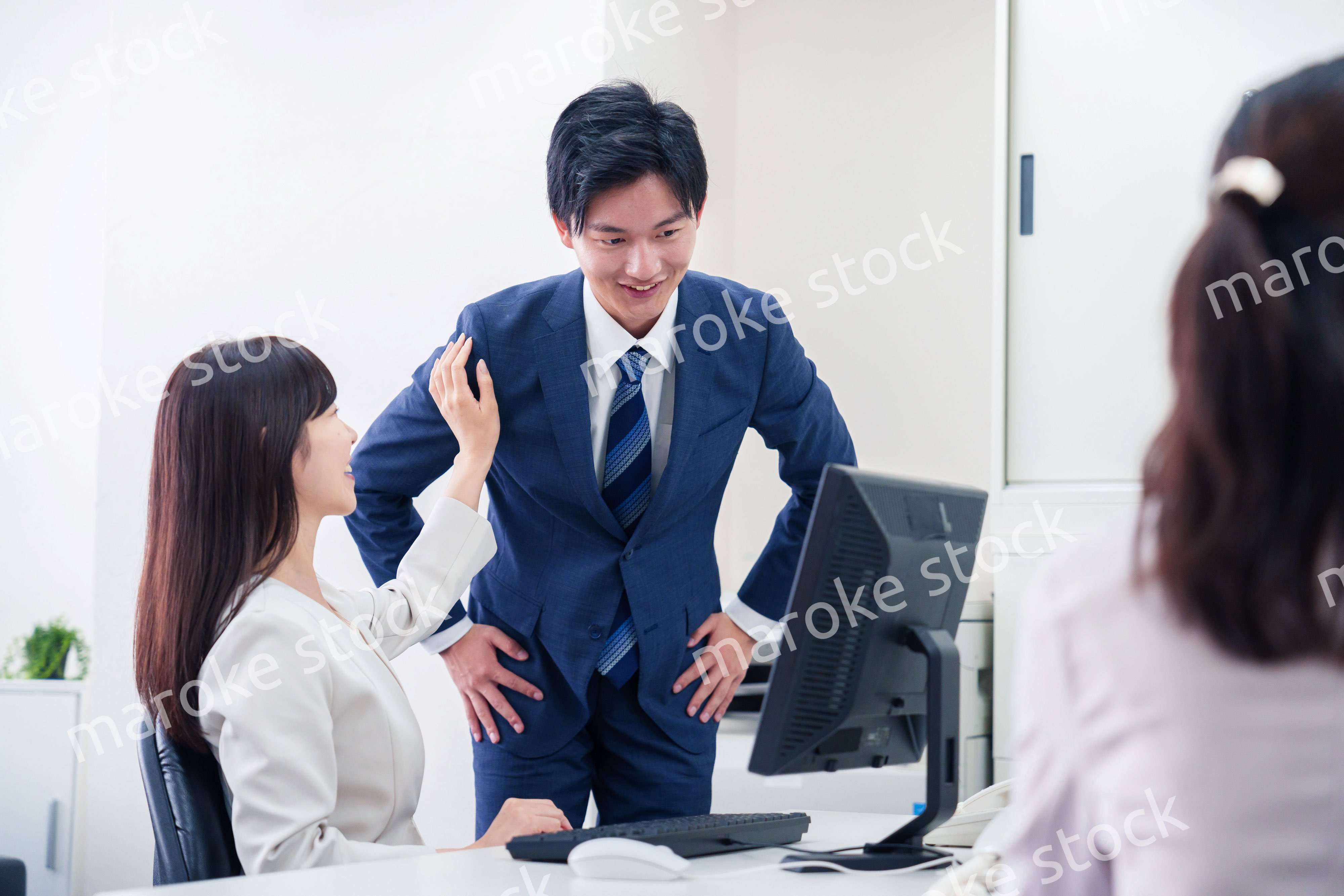 女性の上司から褒められるビジネスマン