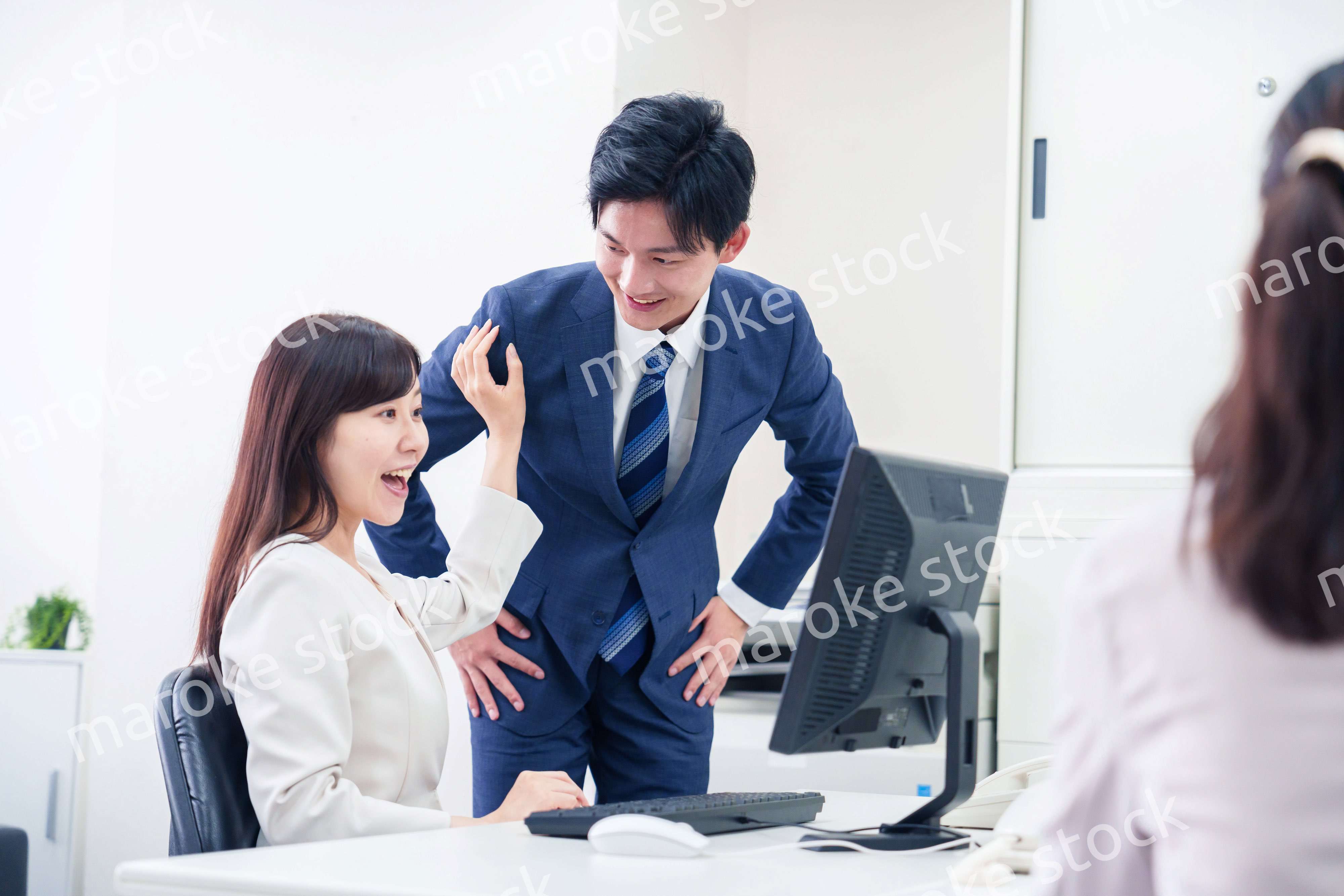 女性の上司から褒められるビジネスマン