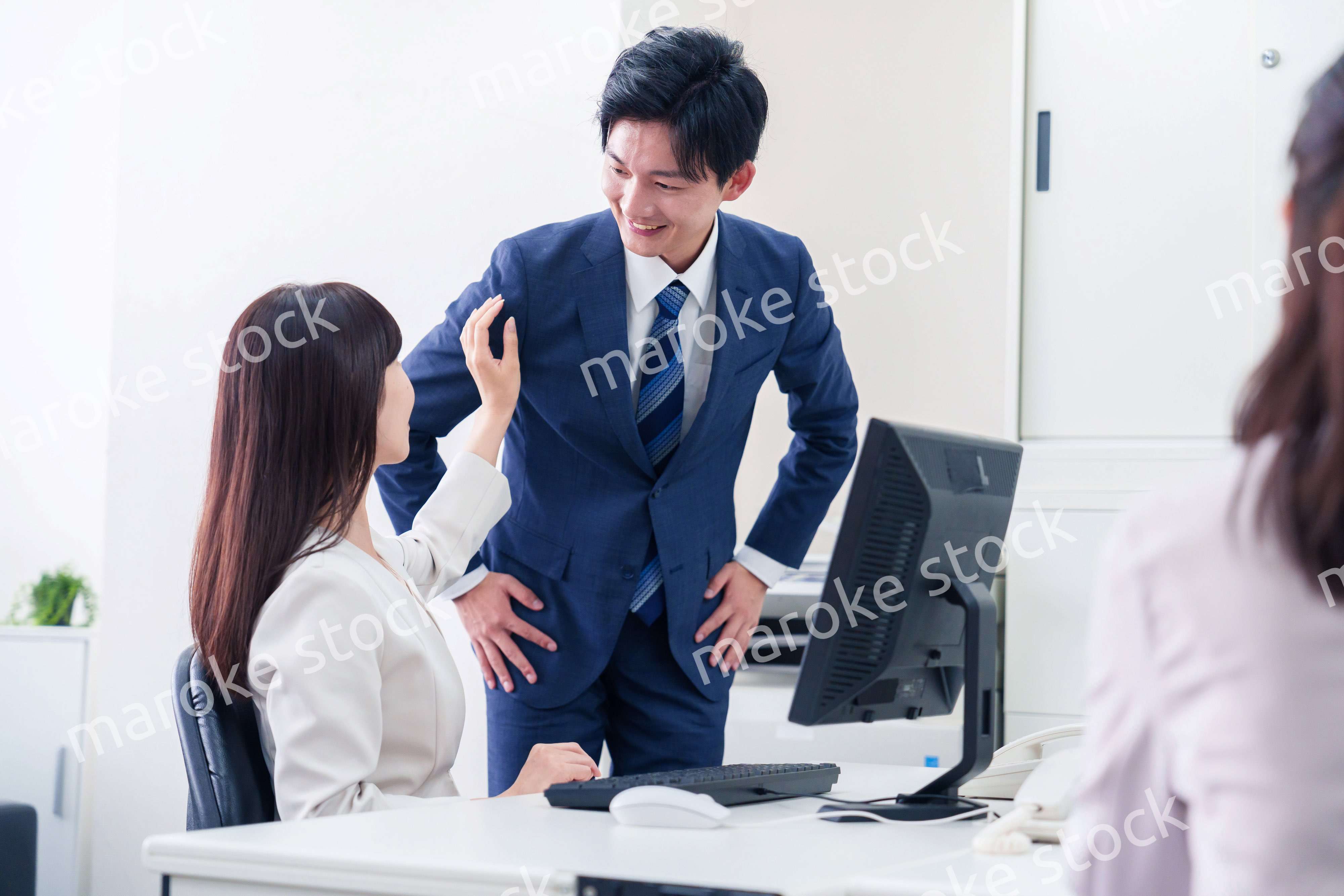 女性の上司から褒められるビジネスマン