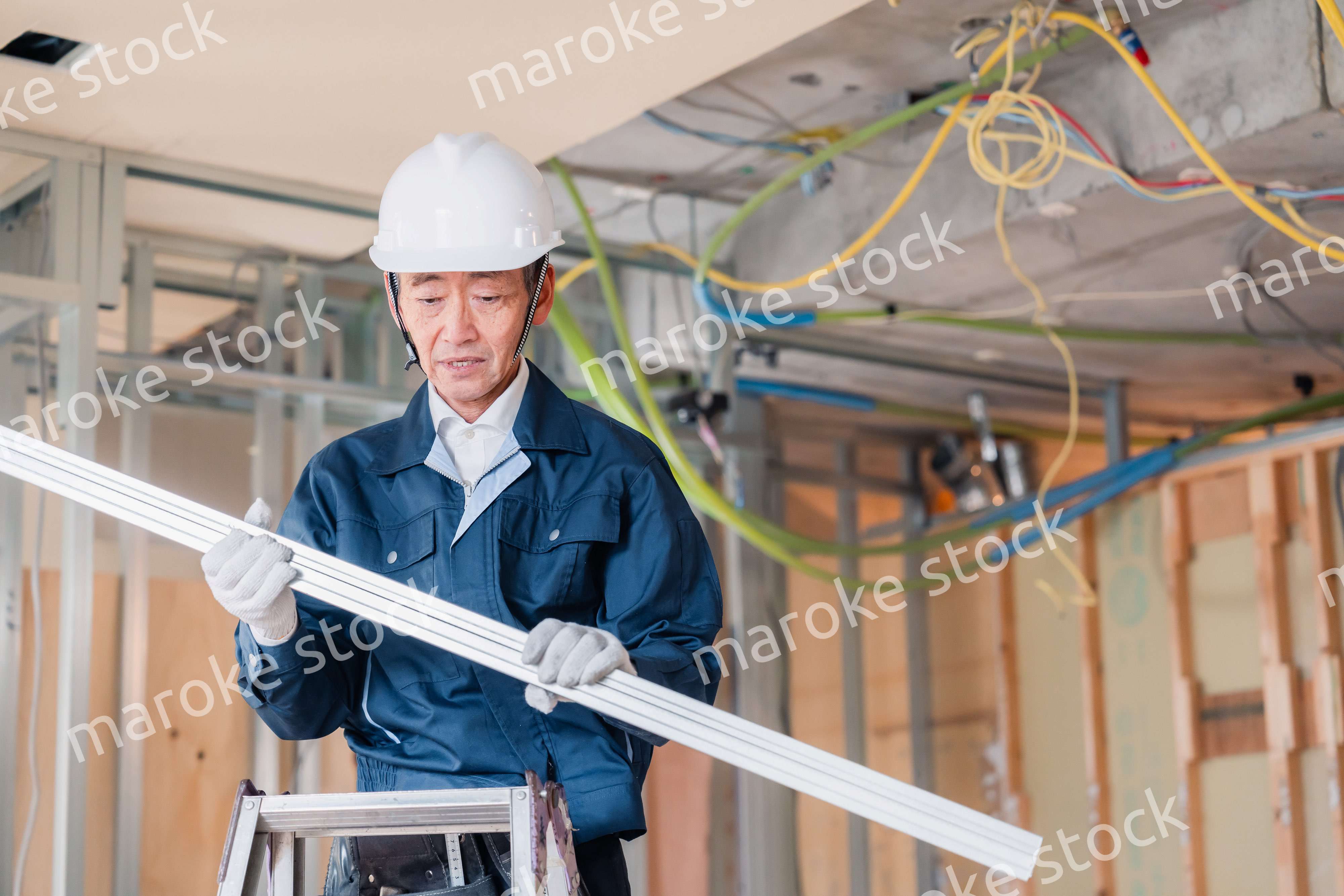 建設現場で資材を運搬する大工さん
