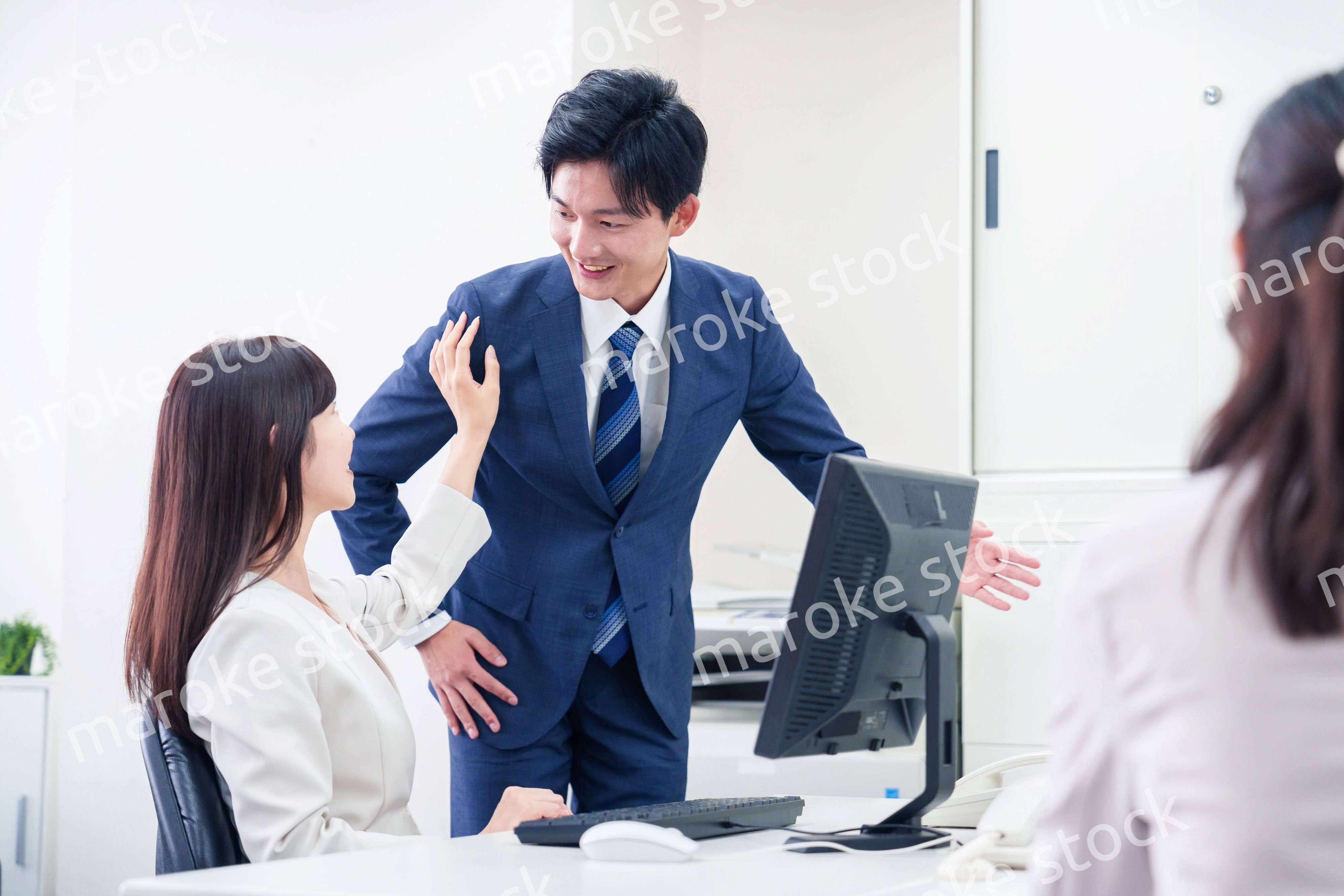 女性の上司から褒められるビジネスマン