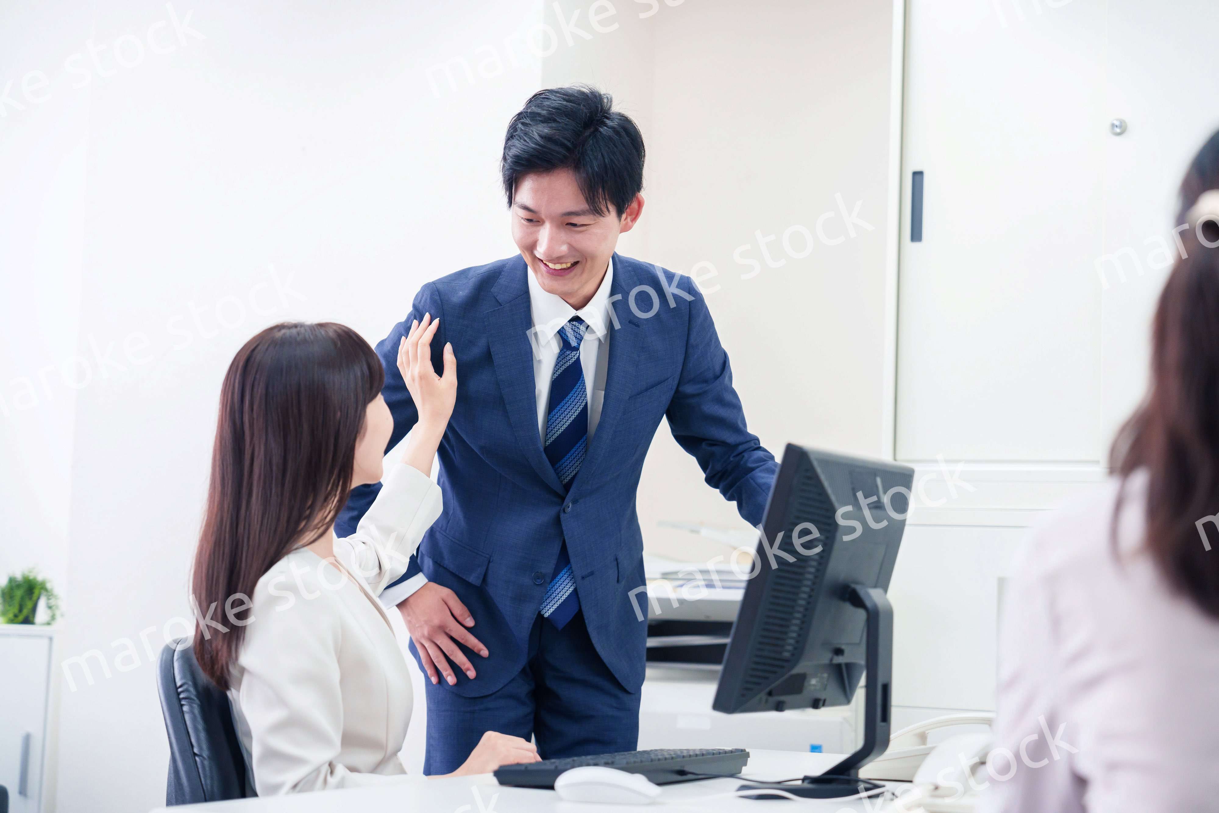 女性の上司から褒められるビジネスマン