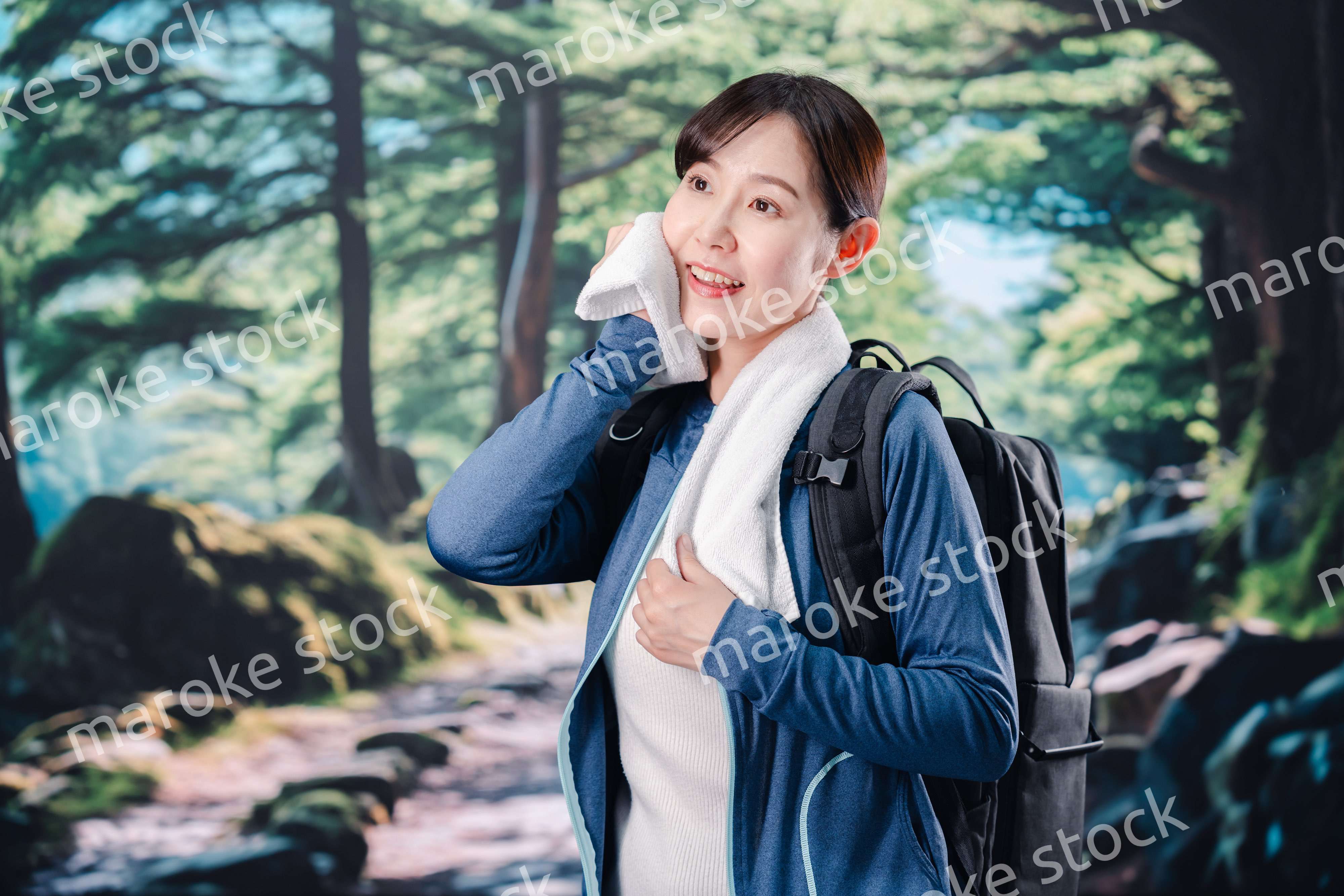 晴天の中で登山をする女性