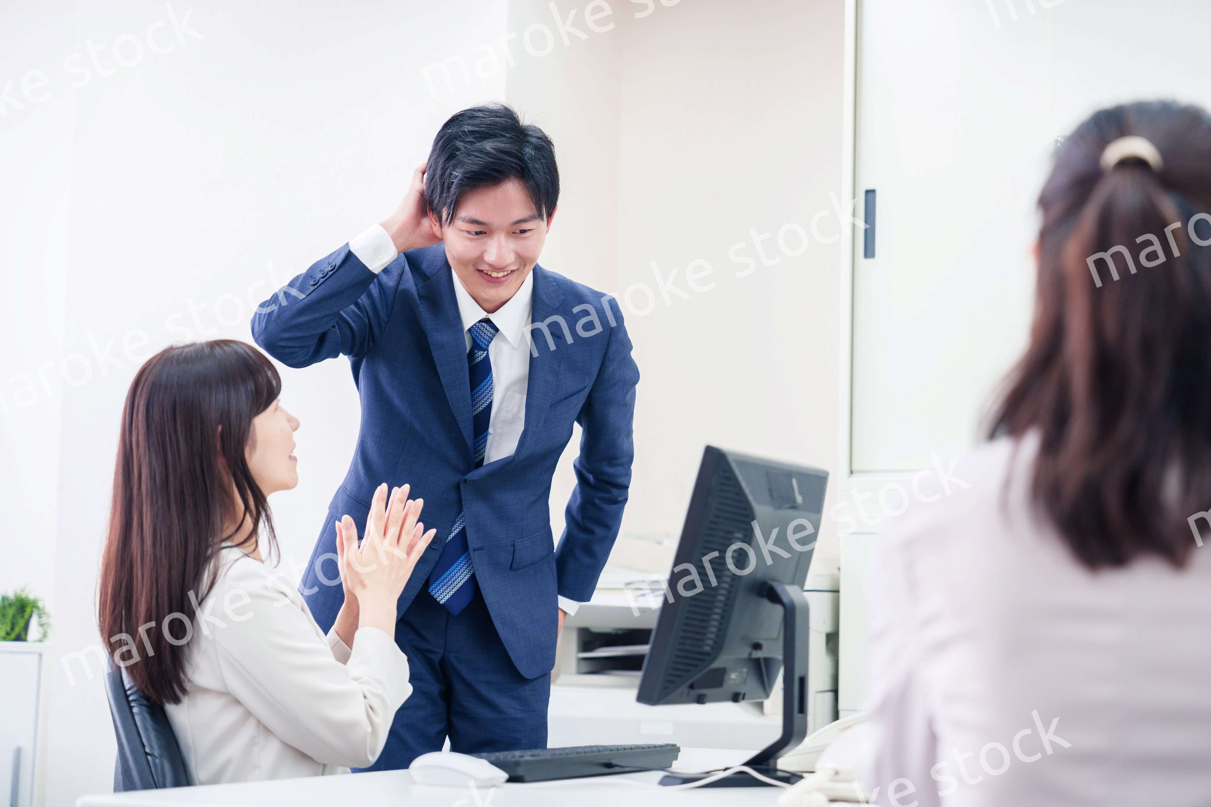 女性の上司から褒められるビジネスマン