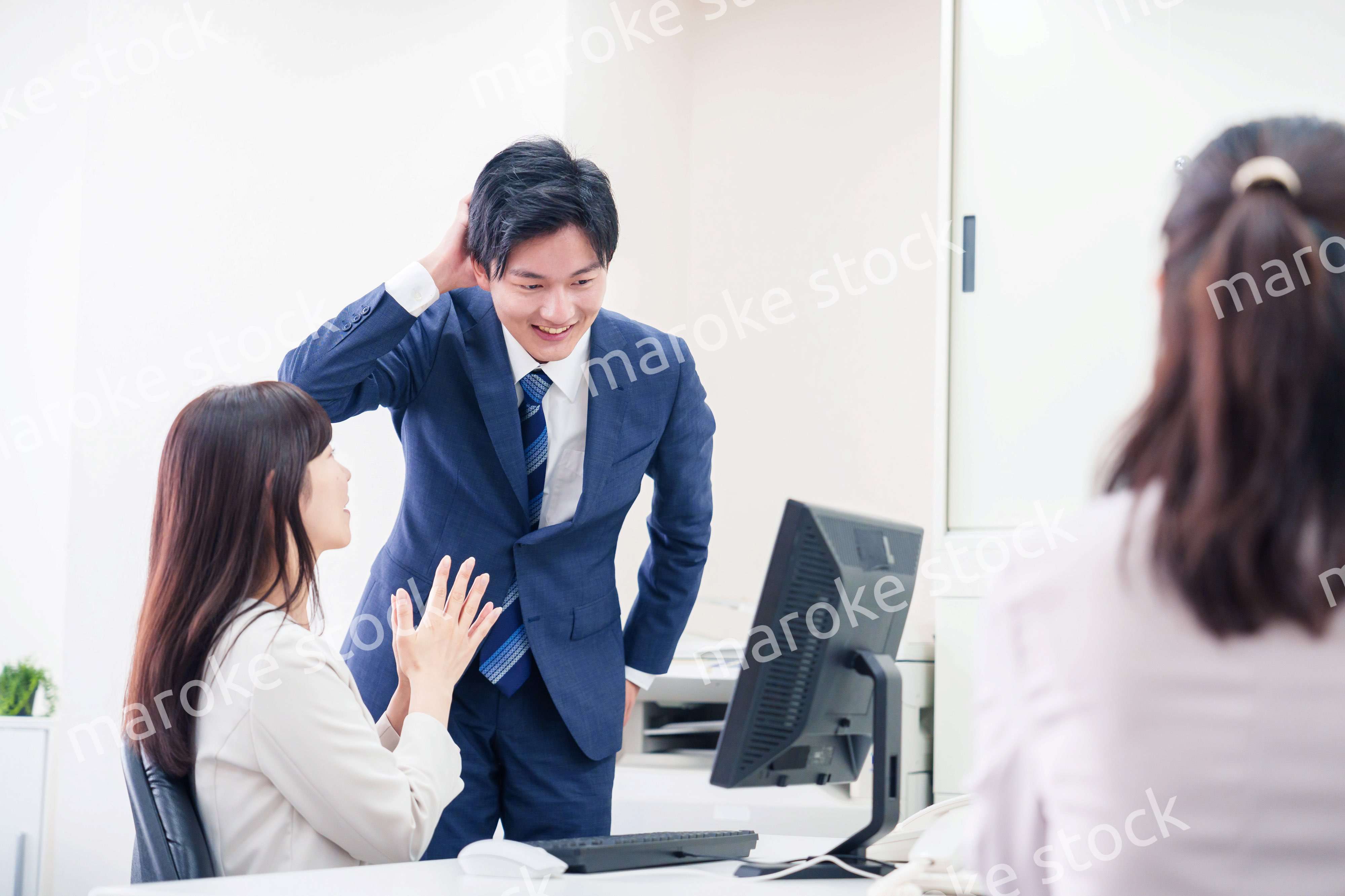 女性の上司から褒められるビジネスマン