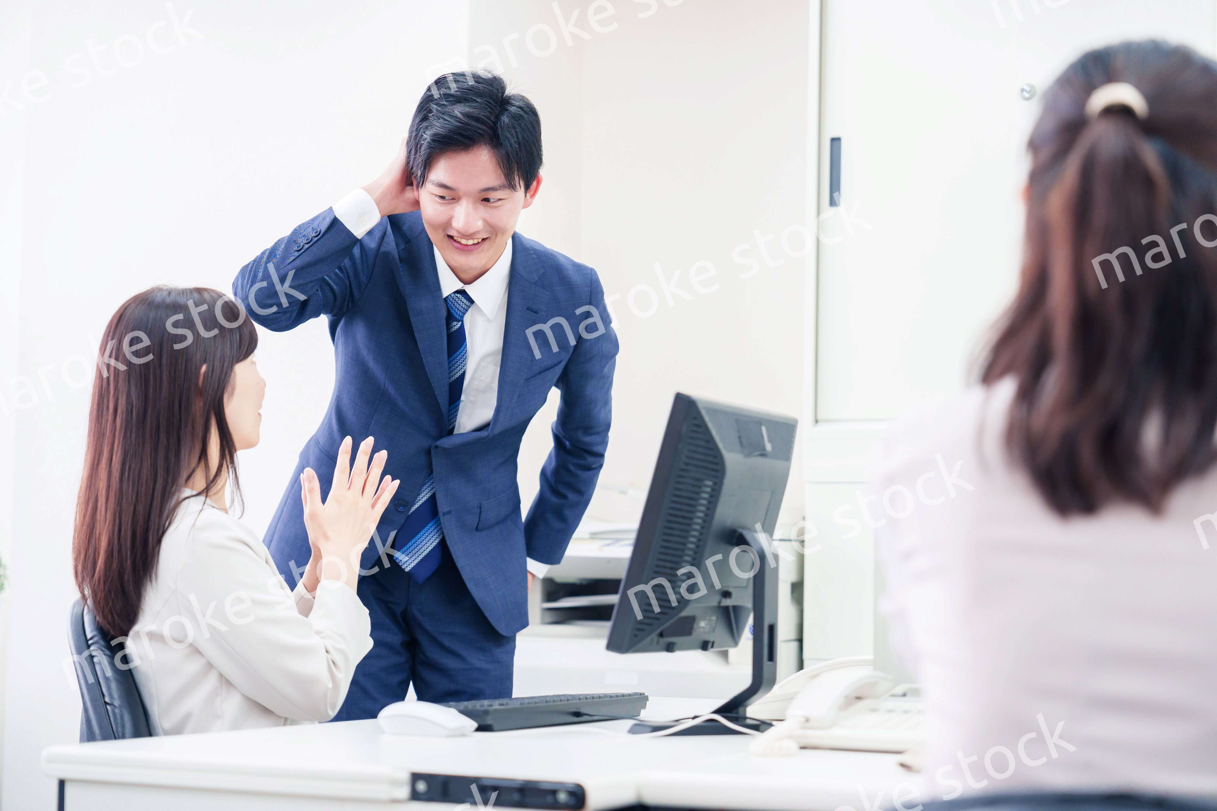 女性の上司から褒められるビジネスマン