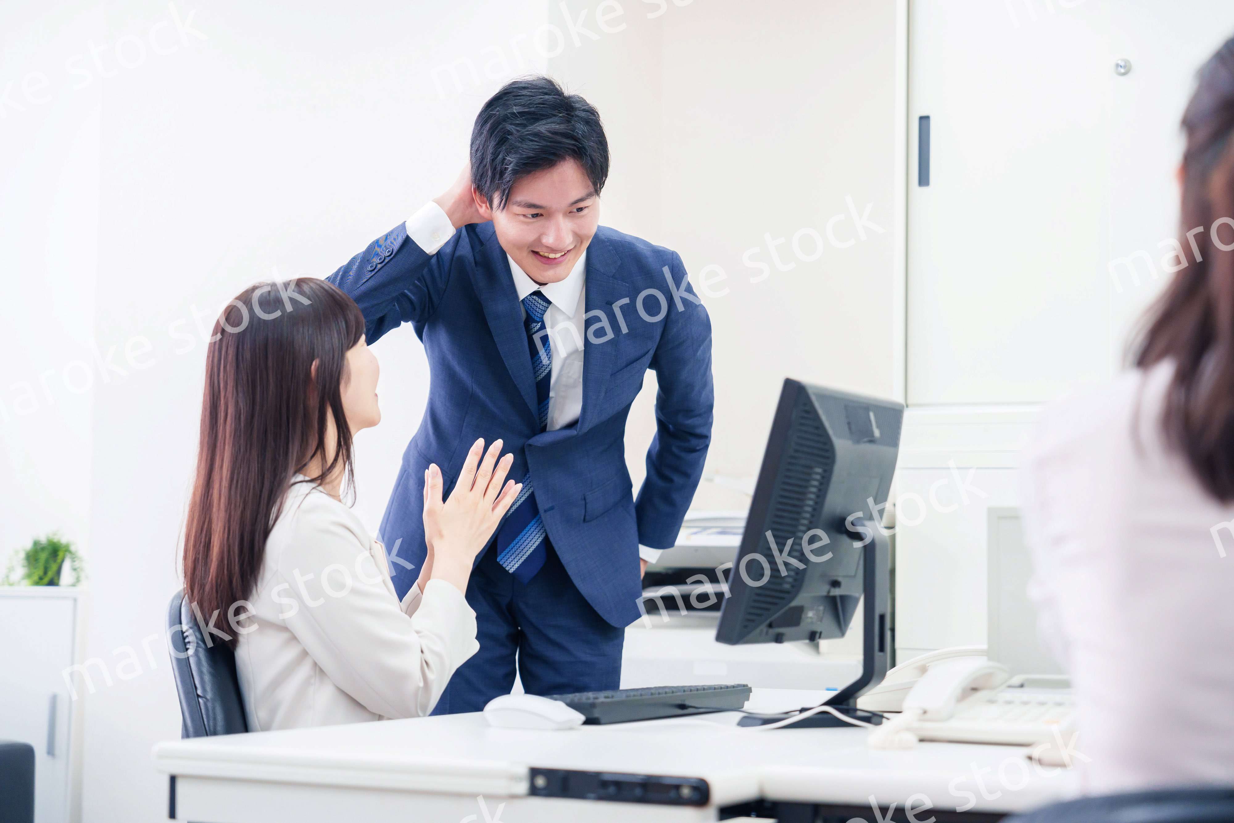 女性の上司から褒められるビジネスマン