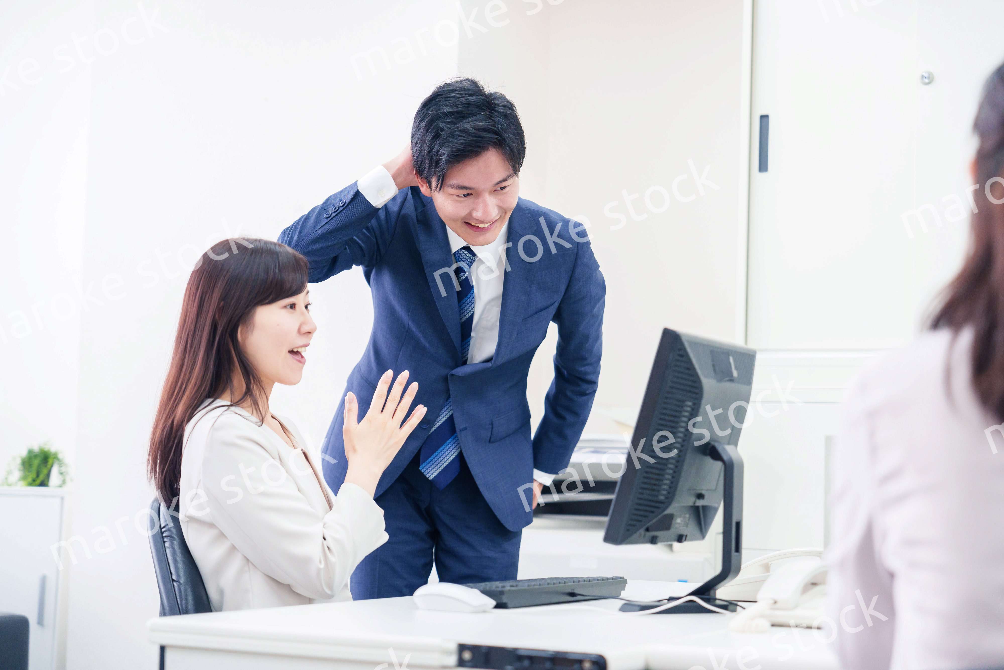 女性の上司から褒められるビジネスマン