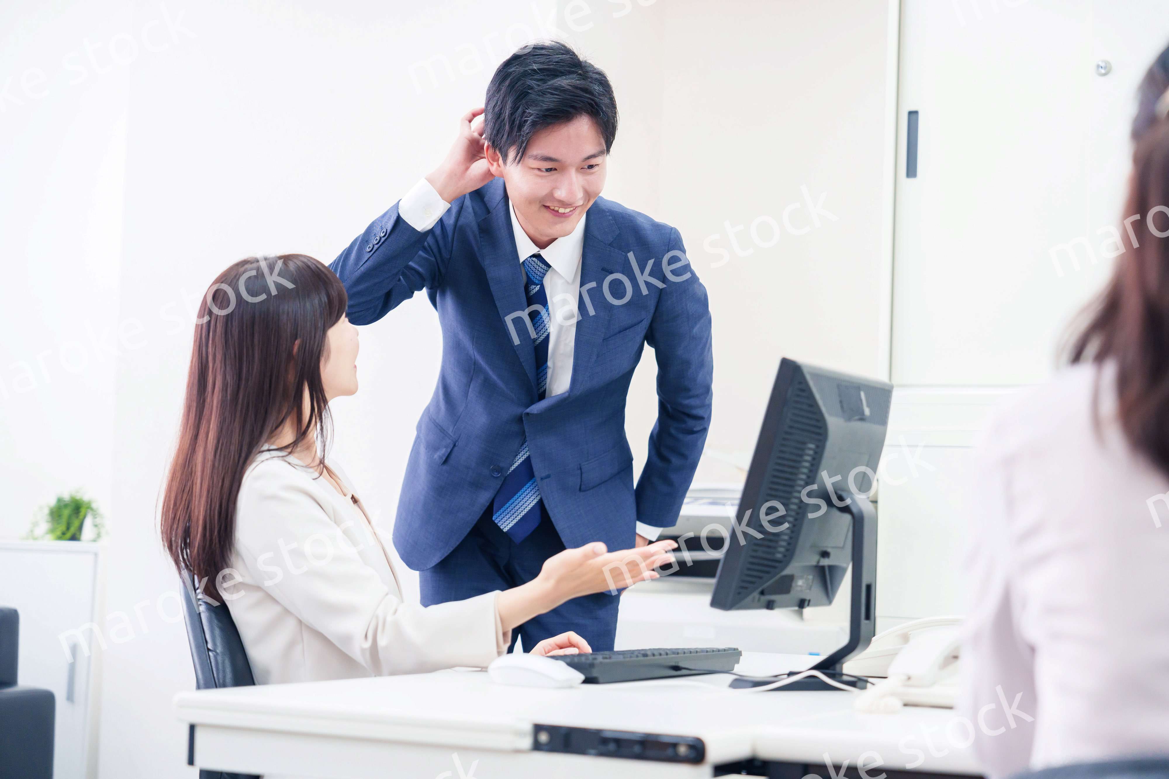 女性の上司から褒められるビジネスマン