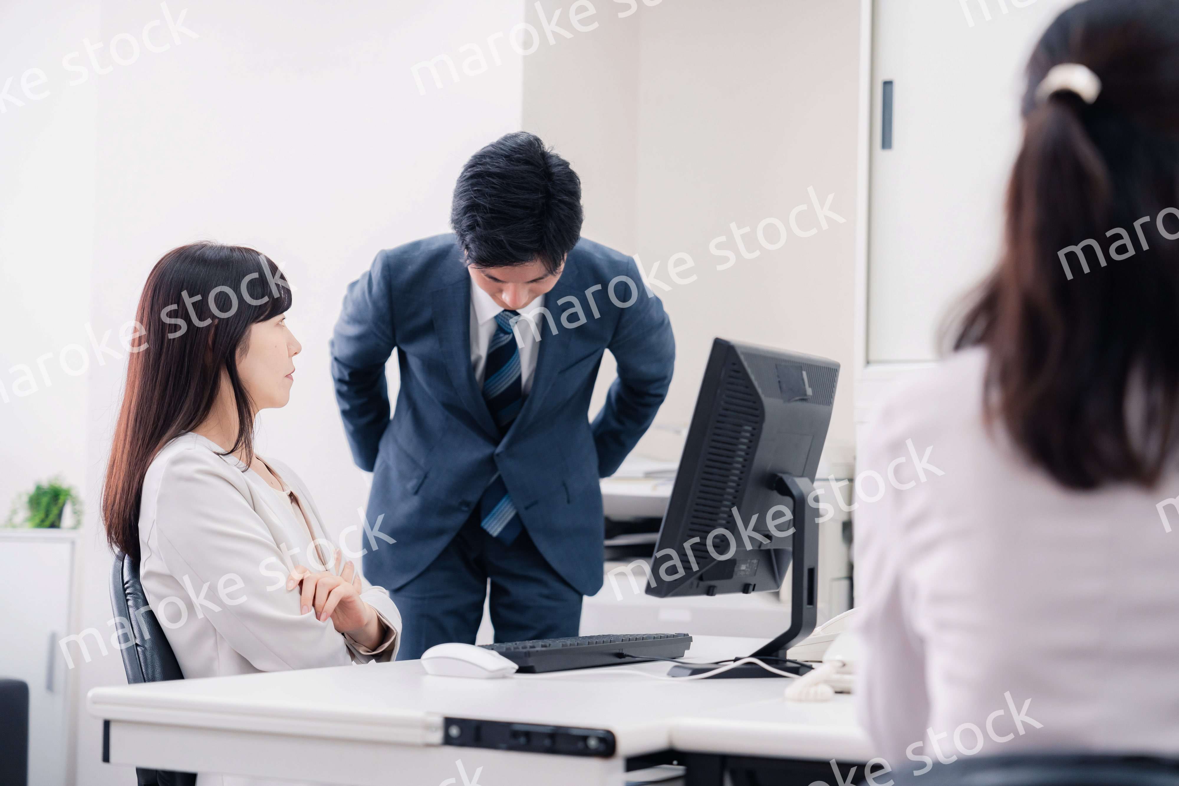 部下を叱る女性の上司