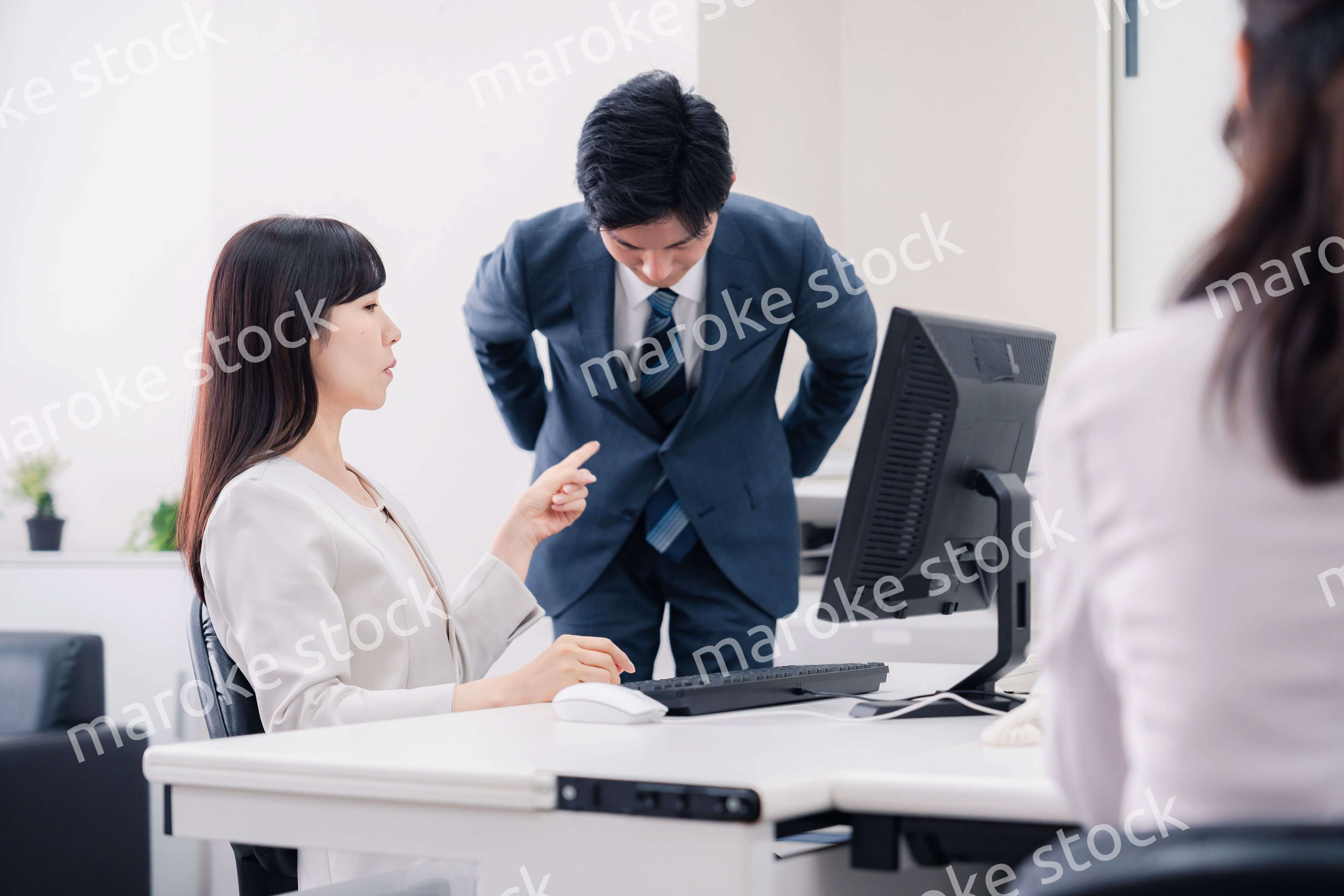 部下を叱る女性の上司