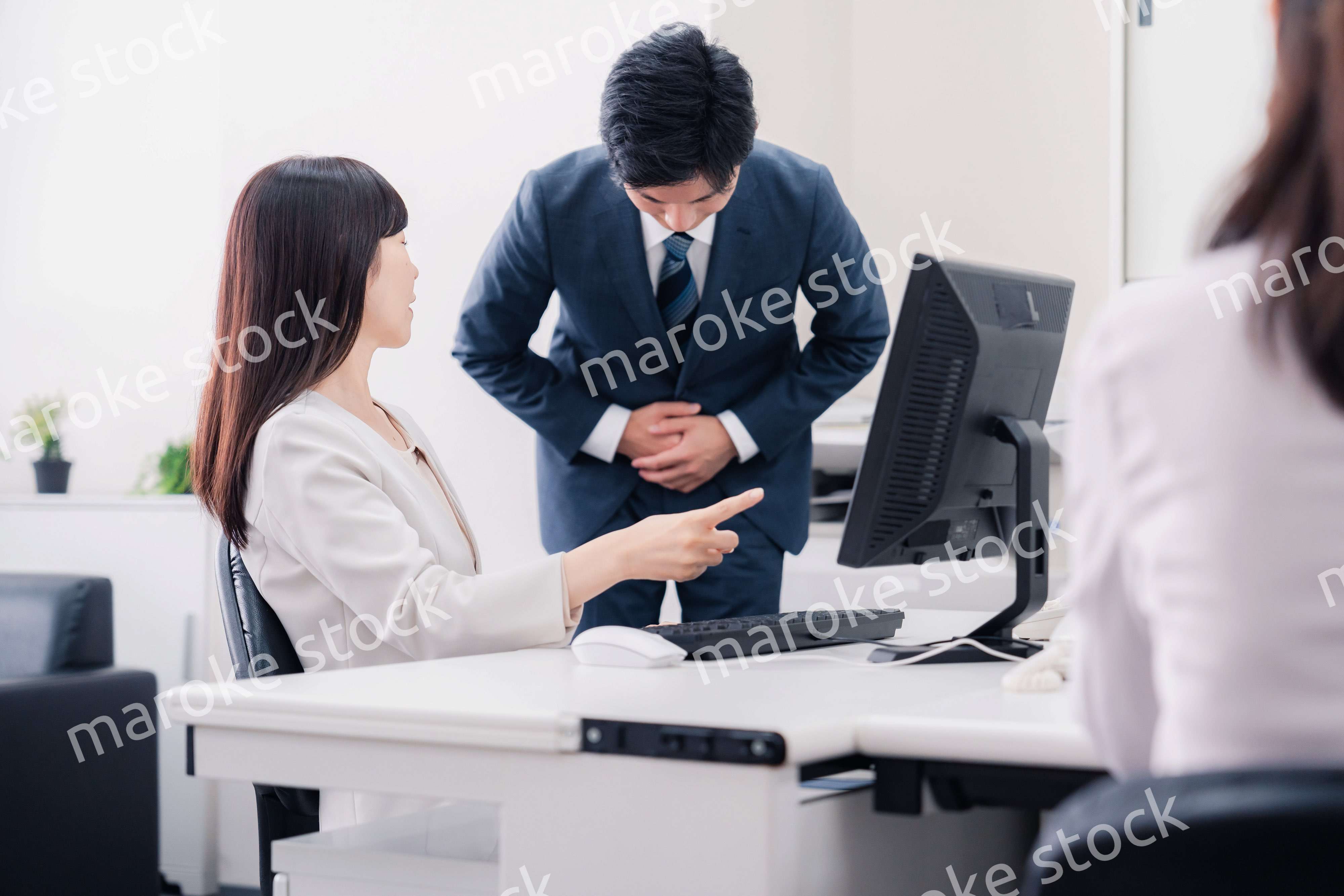 部下を叱る女性の上司