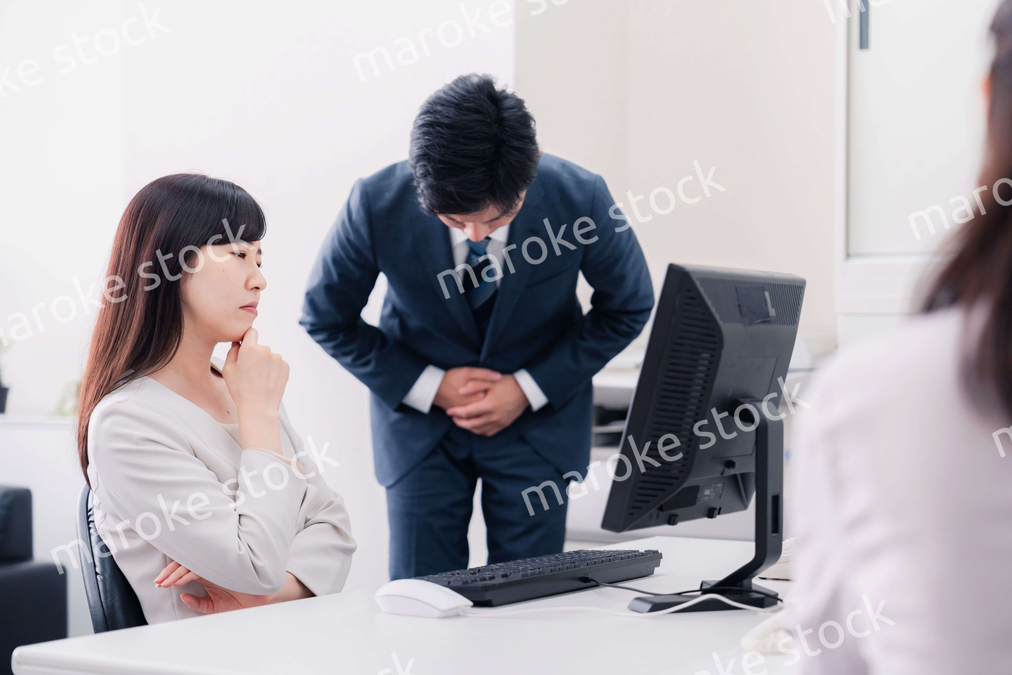 部下を叱る女性の上司