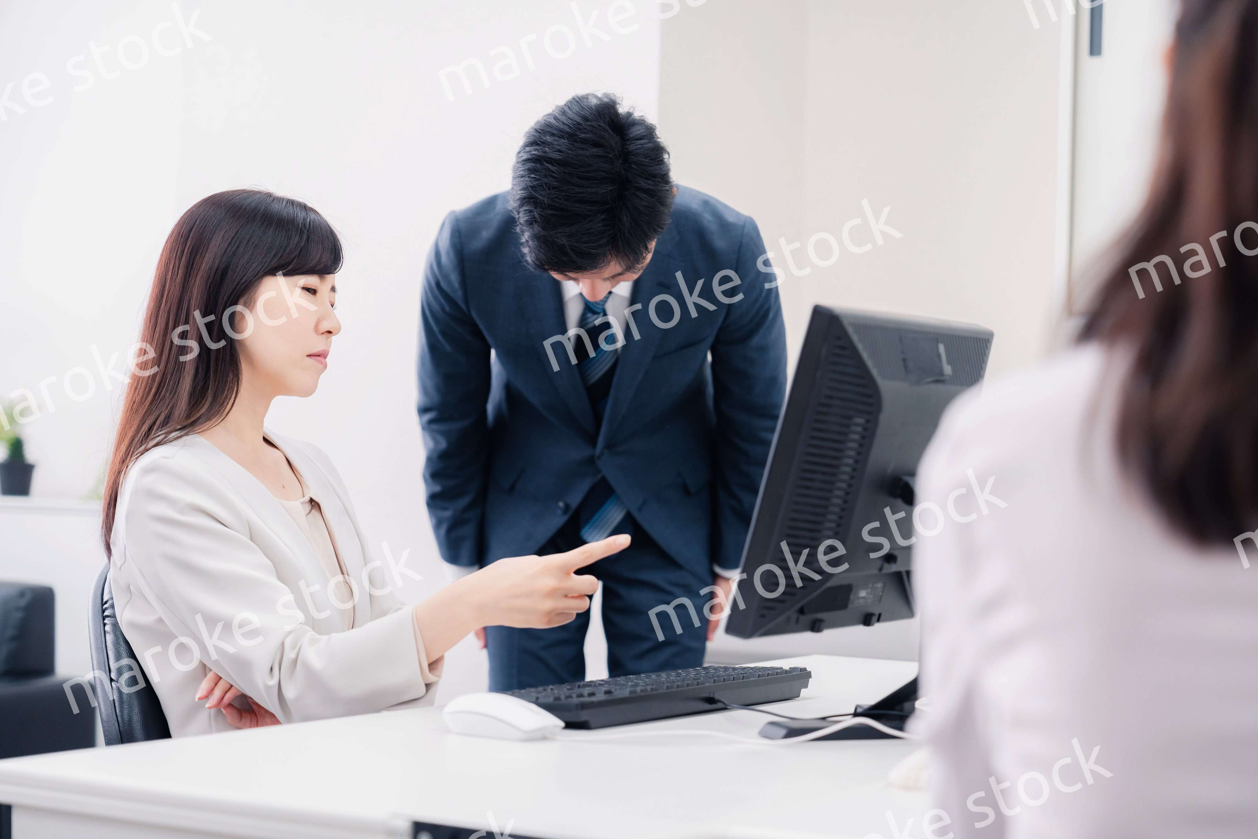 部下を叱る女性の上司