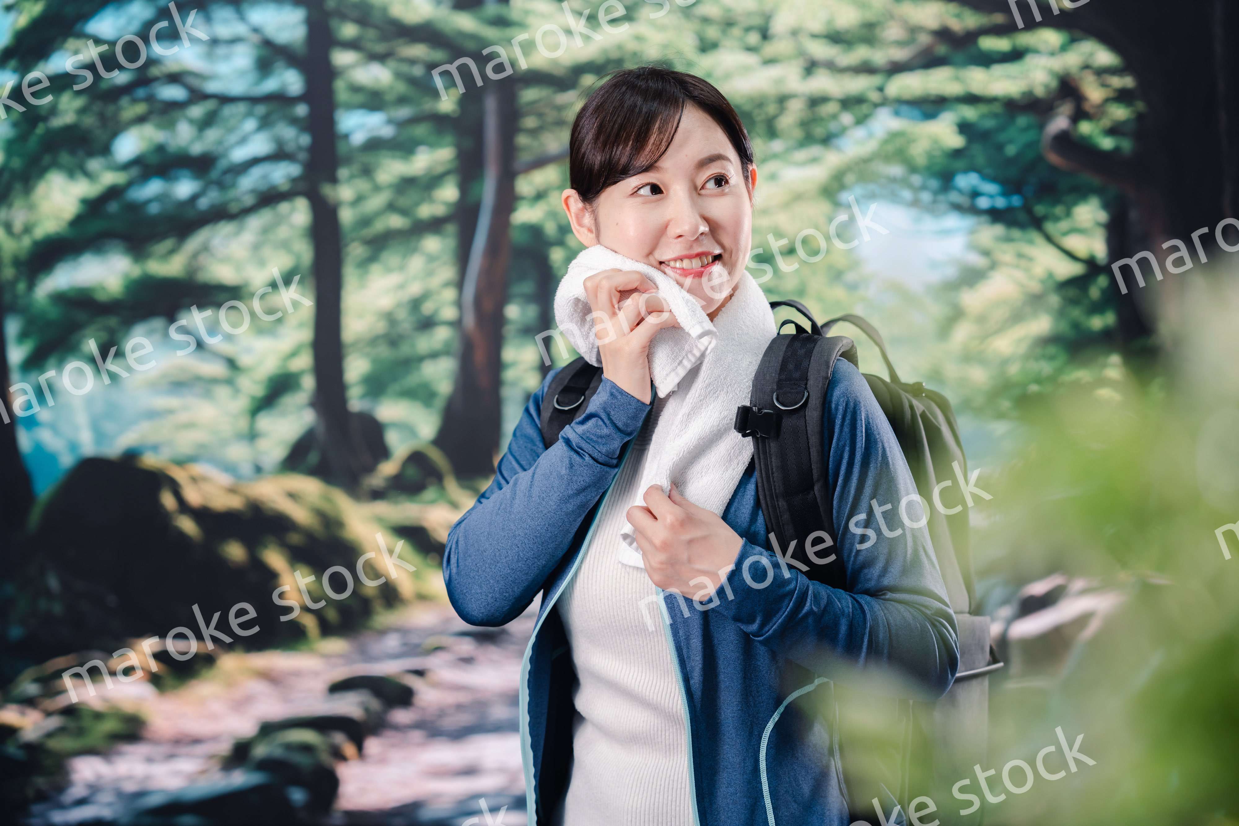 晴天の中で登山をする女性