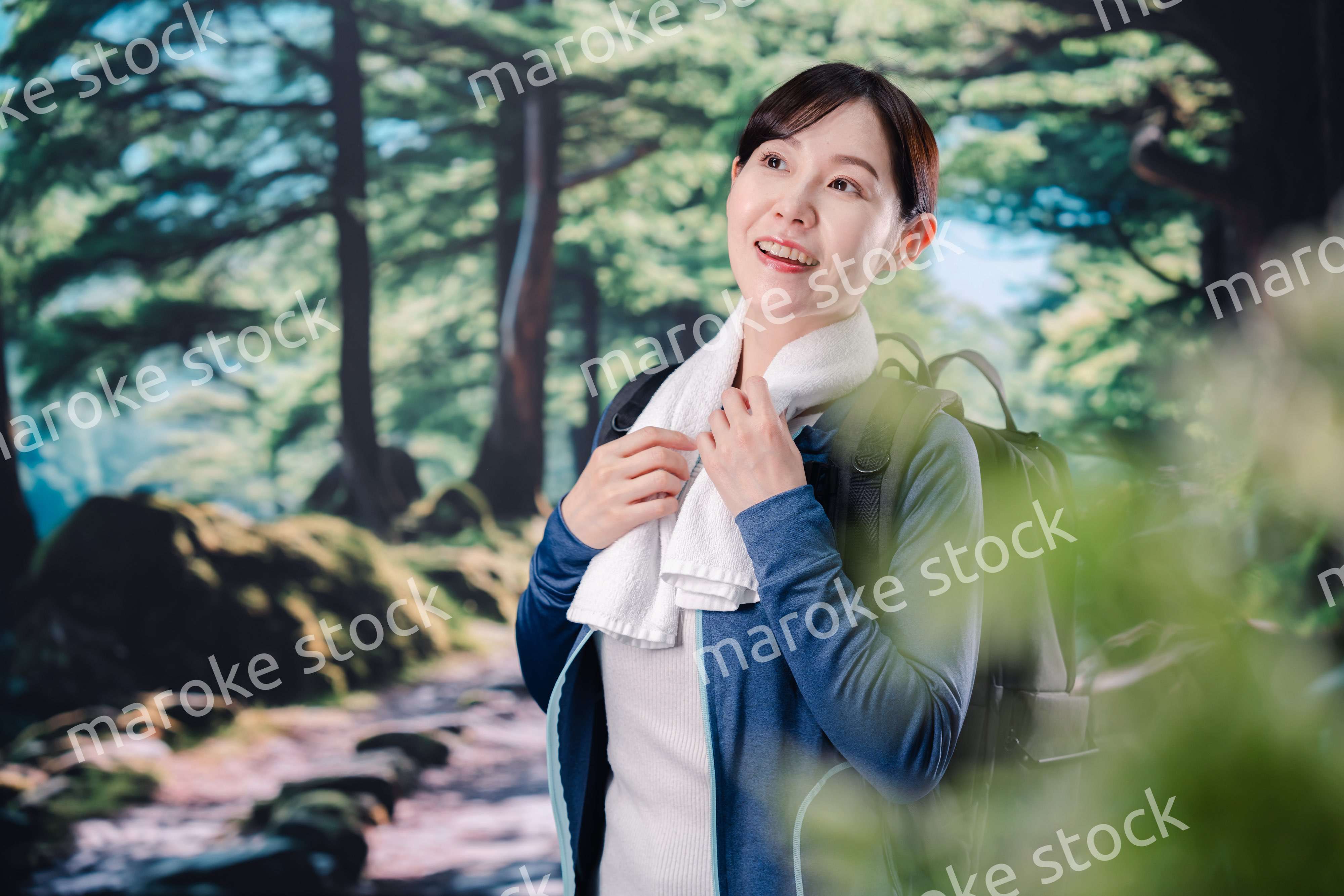 晴天の中で登山をする女性